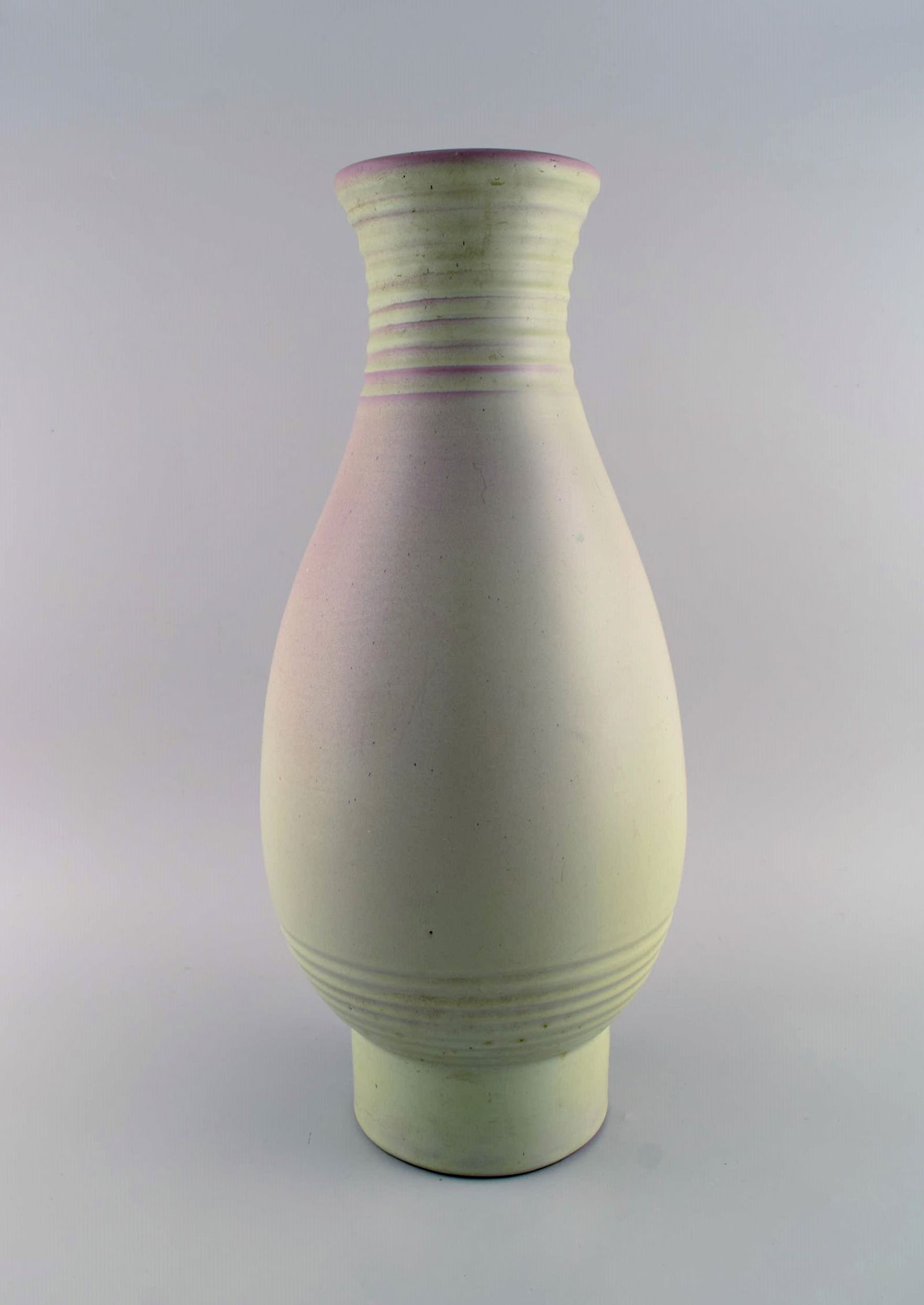 Bo fajans, Sweden. Large vase in glazed ceramics. Grooved design, 1960s. - 2