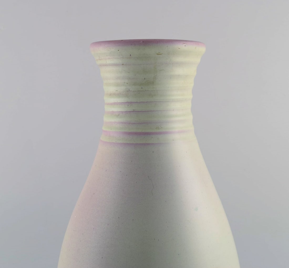 Bo fajans, Sweden. Large vase in glazed ceramics. Grooved design, 1960s. - 3