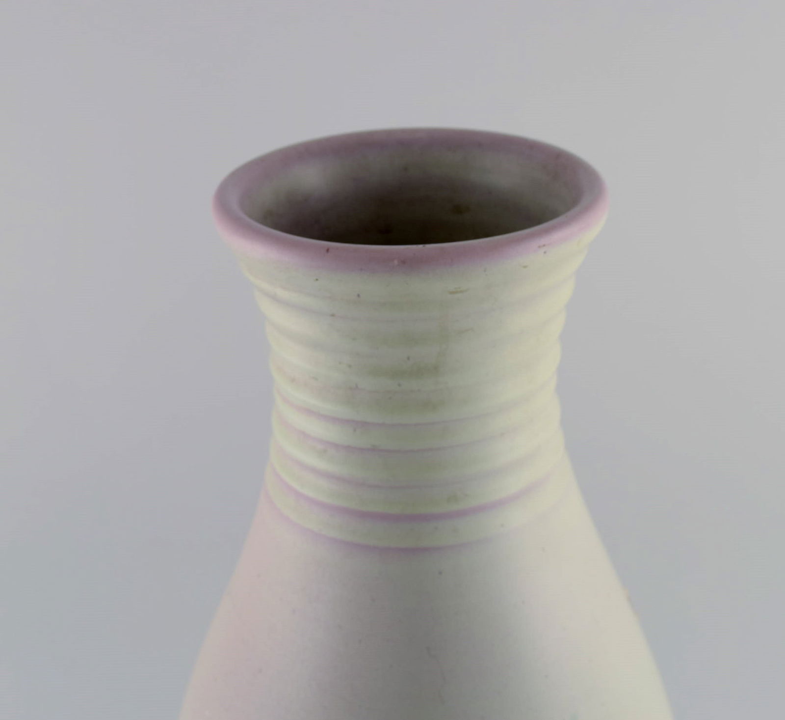 Bo fajans, Sweden. Large vase in glazed ceramics. Grooved design, 1960s. - 5