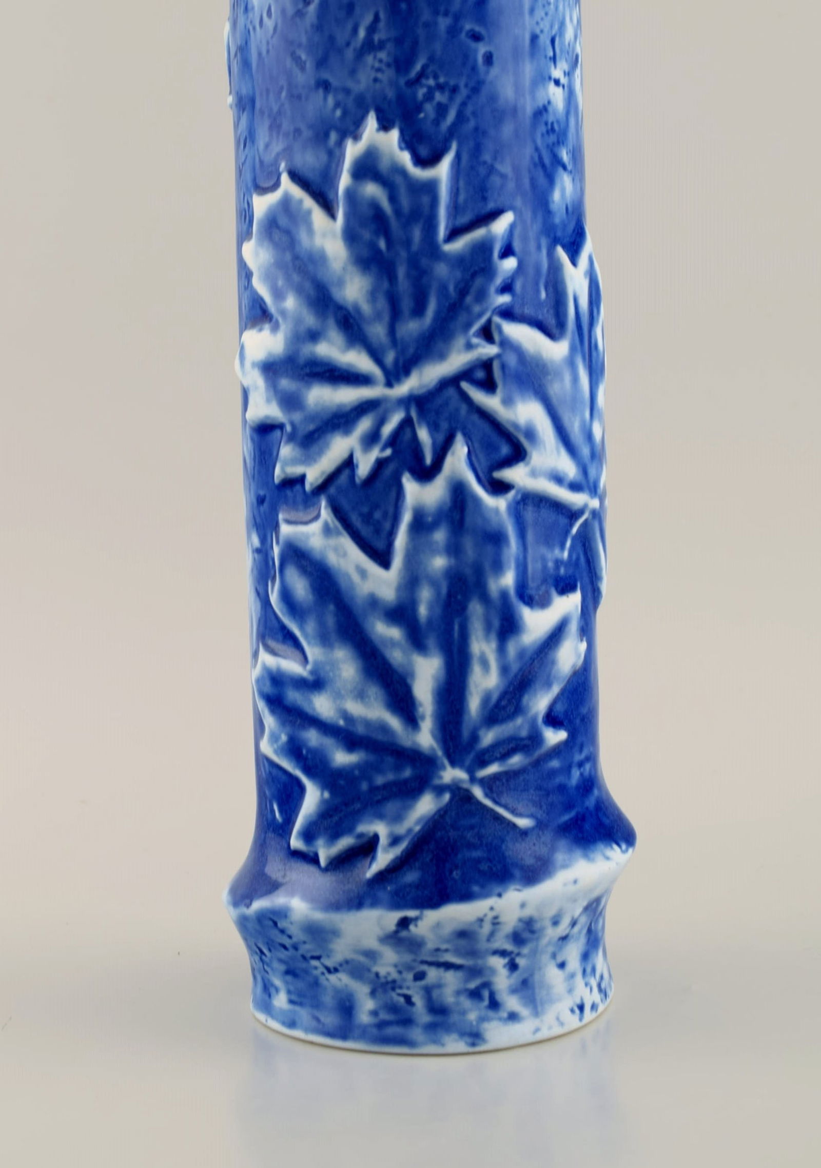 European studio ceramicist. Cylindrical vase in glazed ceramic decorated with maple leaves. - 3