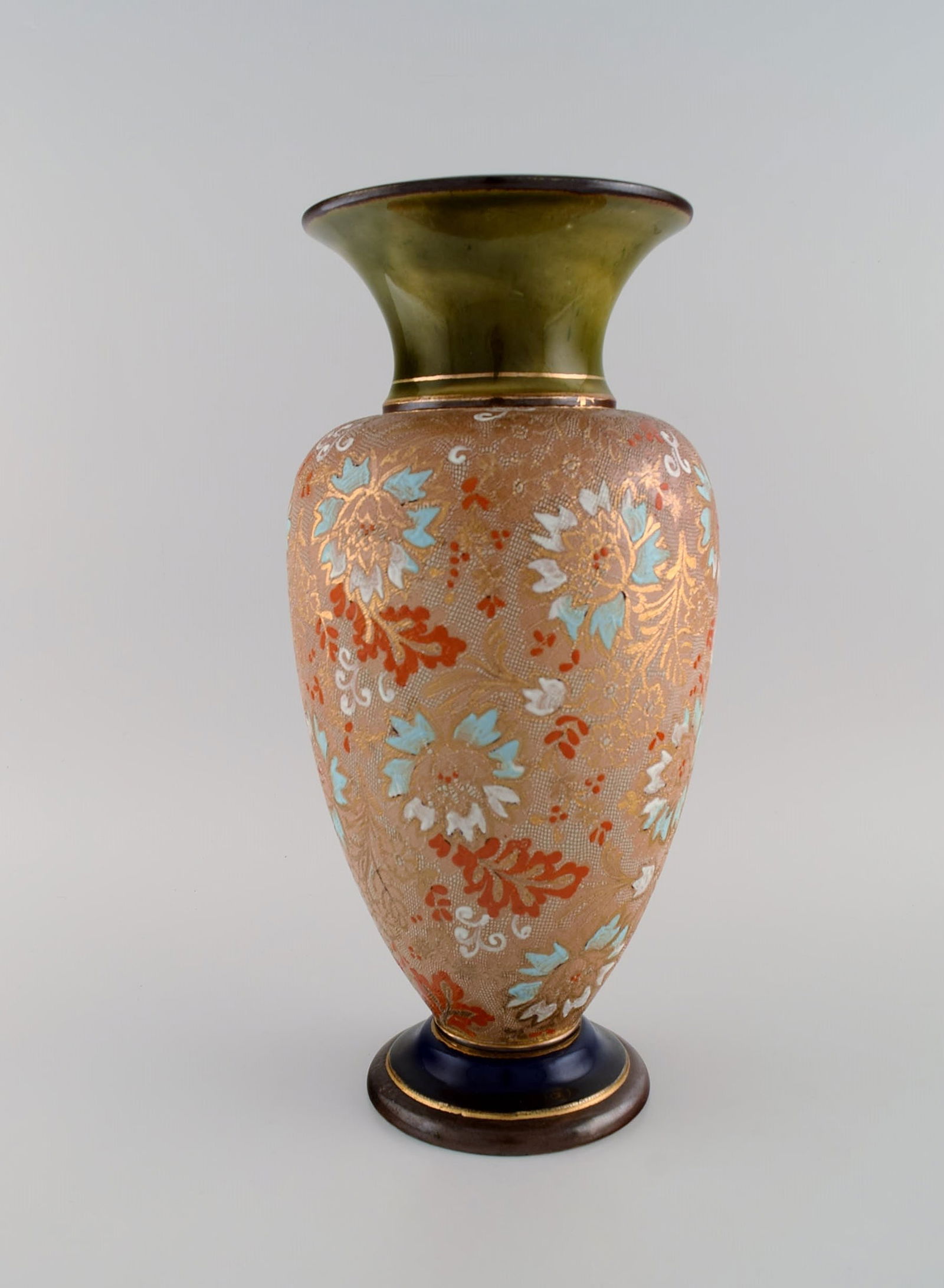 Large Doulton Lambeth pottery vase with hand-painted flowers and gold decoration. Early 20th - 2