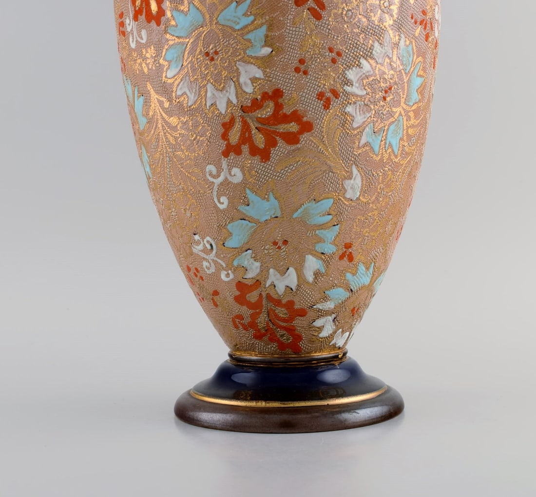 Large Doulton Lambeth pottery vase with hand-painted flowers and gold decoration. Early 20th - 5