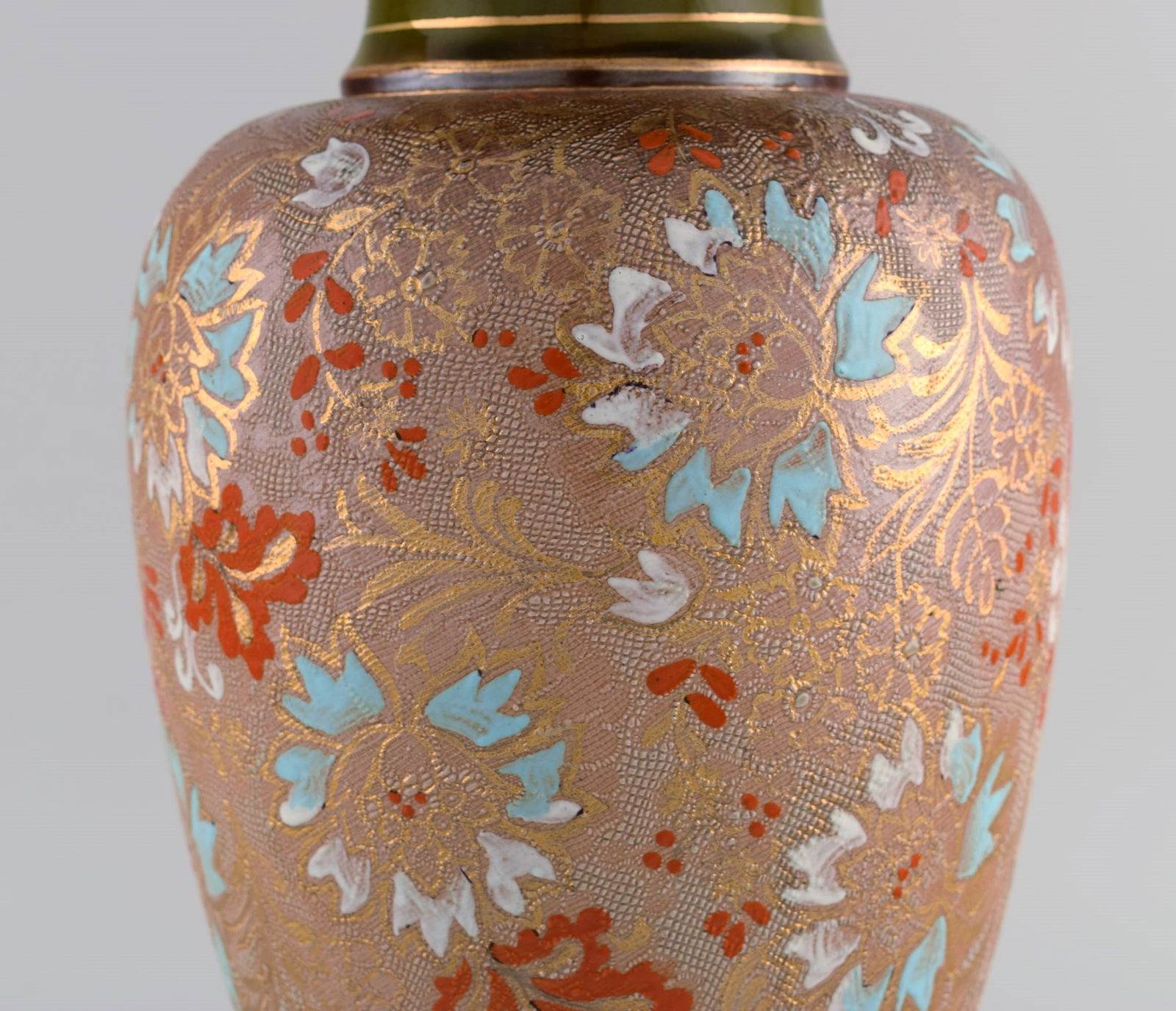 Large Doulton Lambeth pottery vase with hand-painted flowers and gold decoration. Early 20th - 6