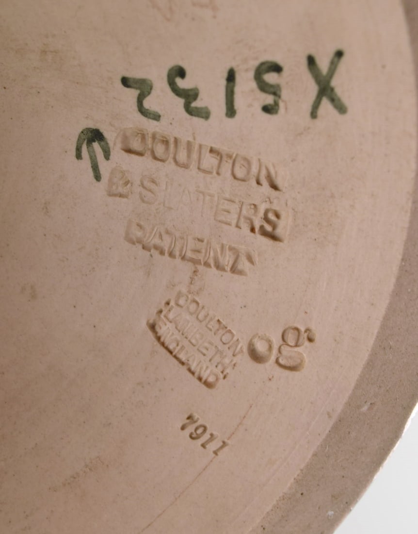 Large Doulton Lambeth pottery vase with hand-painted flowers and gold decoration. Early 20th - 8