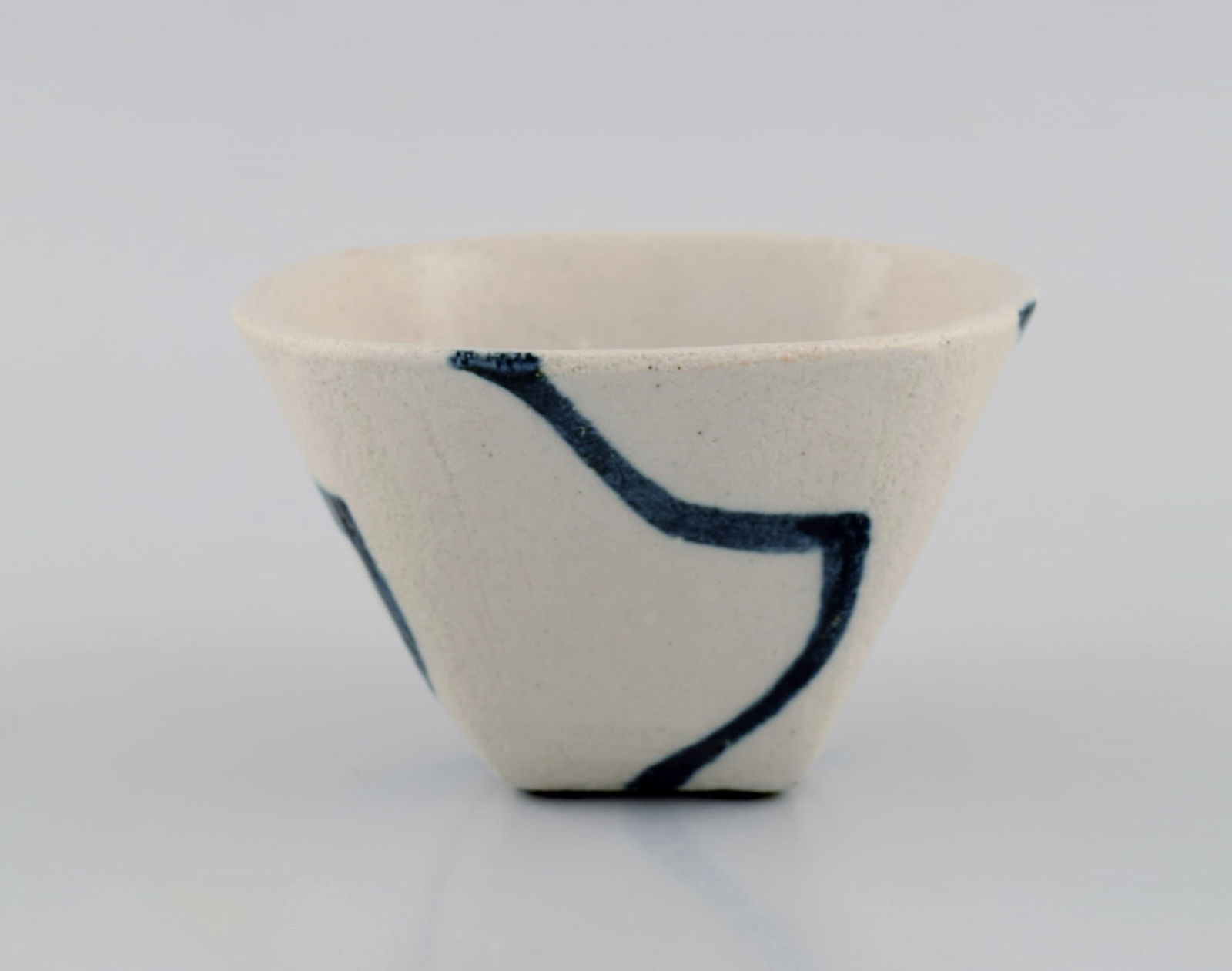 Danish studio ceramicist. Unique bowl in glazed stoneware. Late 20th century. - 2