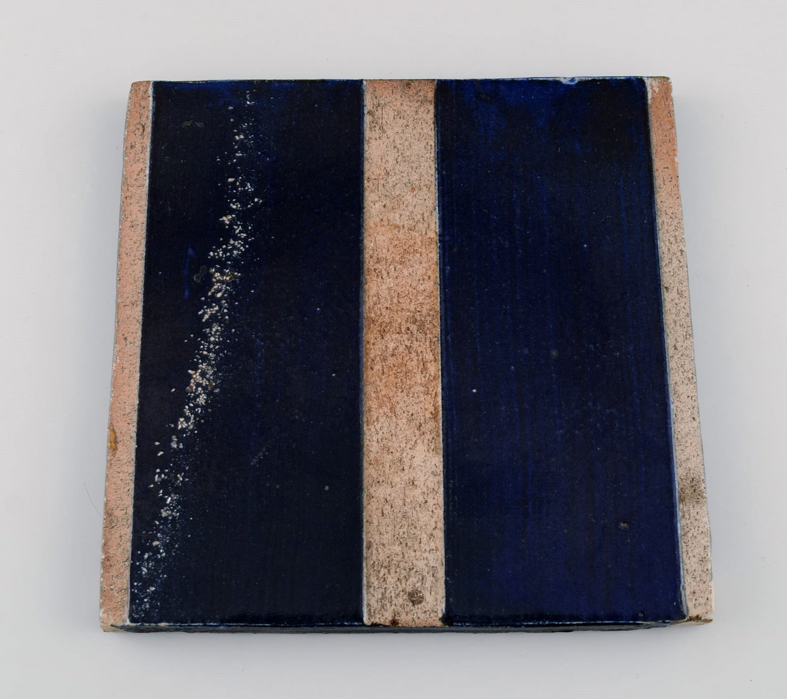 Danish studio ceramicist. Two unique tiles in glazed stoneware. Patterned decoration in dark blue, - 2