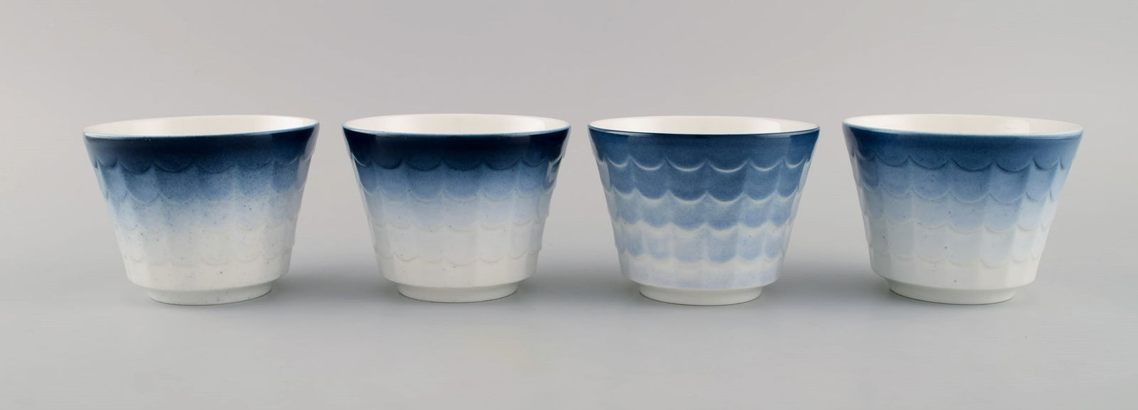 Wilhelm Kåge for Gustavsberg. Four flower pot covers in porcelain. Swedish design, 1960s. - 2