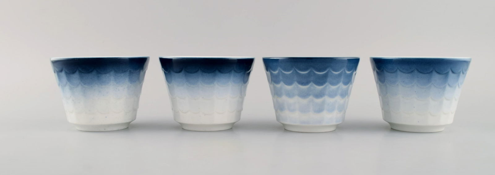 Wilhelm Kåge for Gustavsberg. Four flower pot covers in porcelain. Swedish design, 1960s. - 3