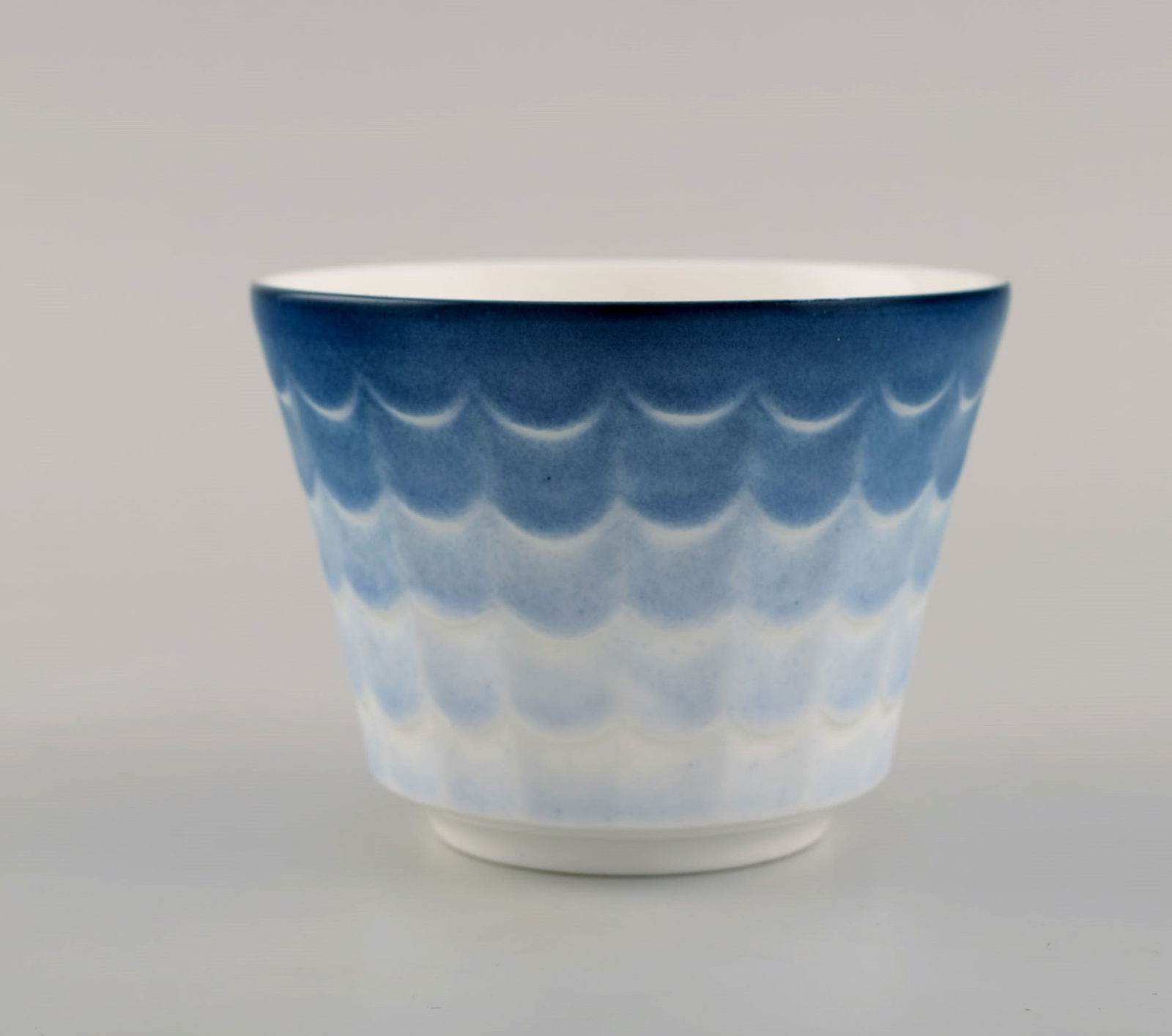 Wilhelm Kåge for Gustavsberg. Four flower pot covers in porcelain. Swedish design, 1960s. - 4