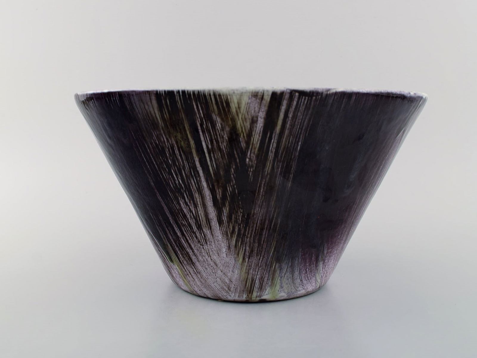 Mari Simmulson (1911-2000) for Upsala-Ekeby. Large bowl in hand-painted glazed stoneware. Mid-20th - 2