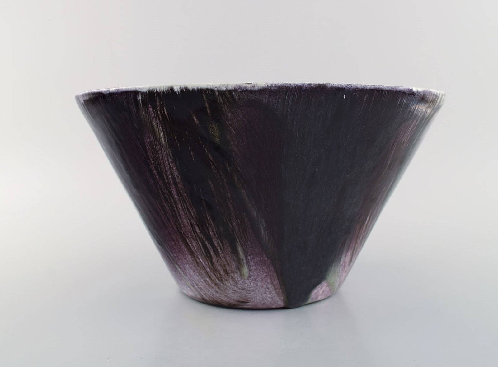 Mari Simmulson (1911-2000) for Upsala-Ekeby. Large bowl in hand-painted glazed stoneware. Mid-20th - 3