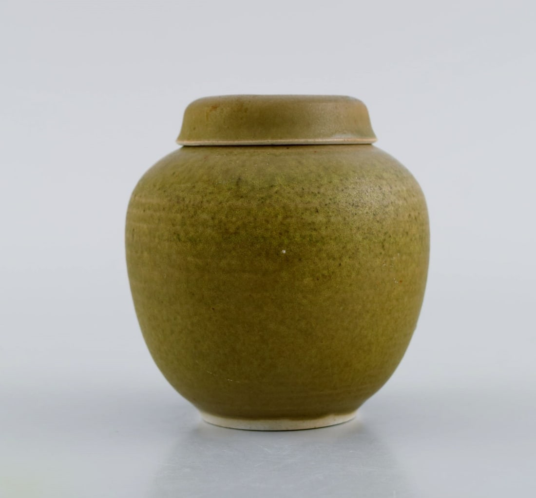 Susanne & Christer, Sweden. Lidded jar in glazed ceramics. Beautiful glaze in light earth tones. - 2