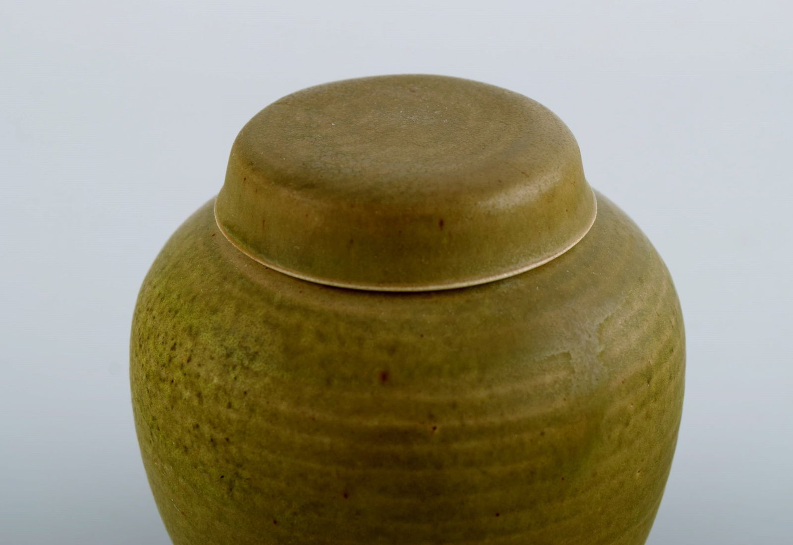 Susanne & Christer, Sweden. Lidded jar in glazed ceramics. Beautiful glaze in light earth tones. - 3