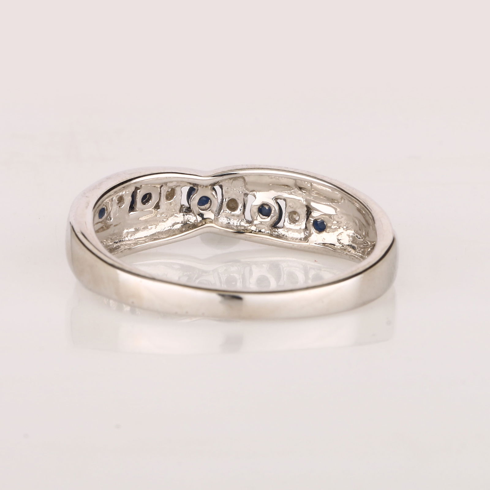 Ring: Blue Sapphire Round 2.10-2.20mm - 2