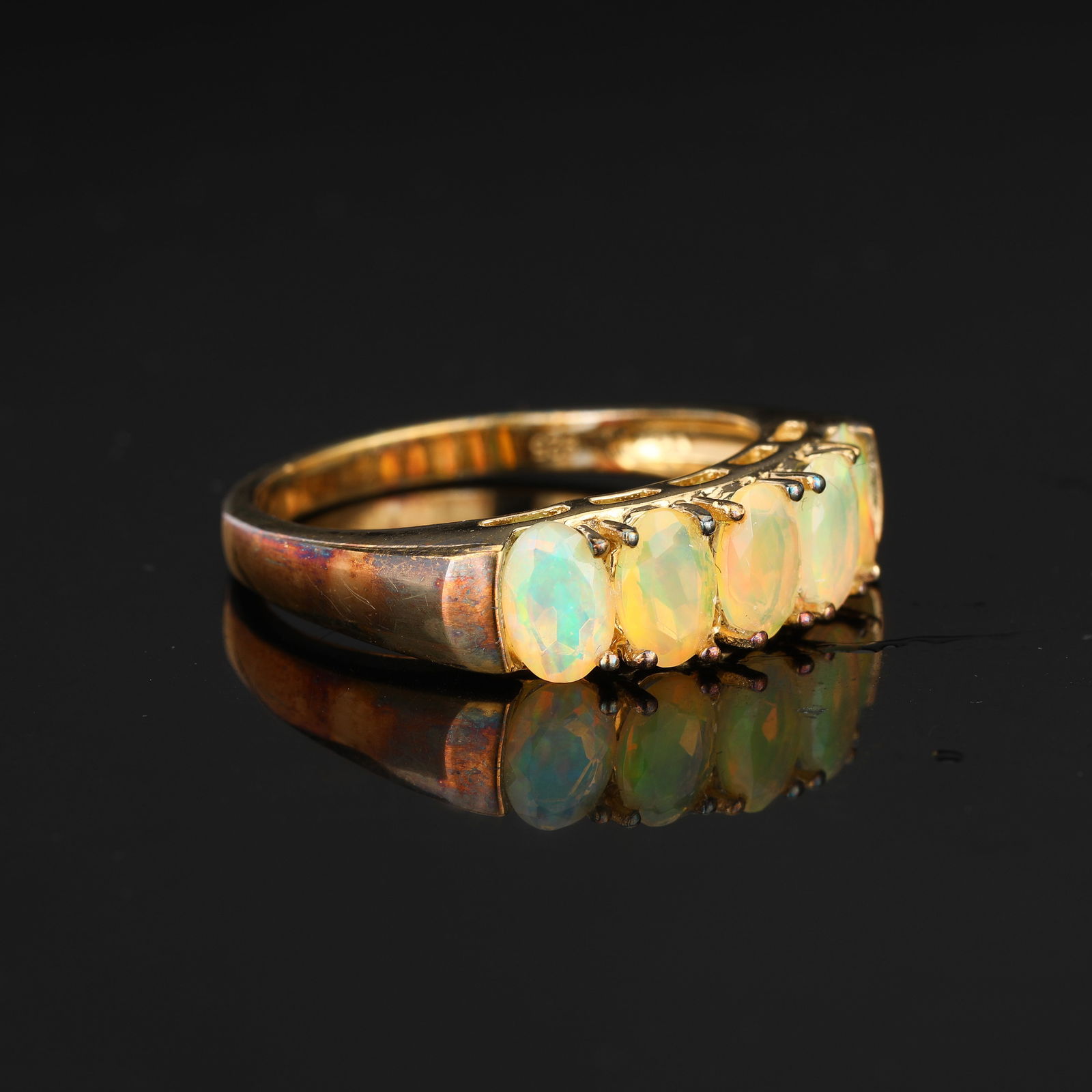 Ring: Ethiopian Opal Oval 6x4mm - 4