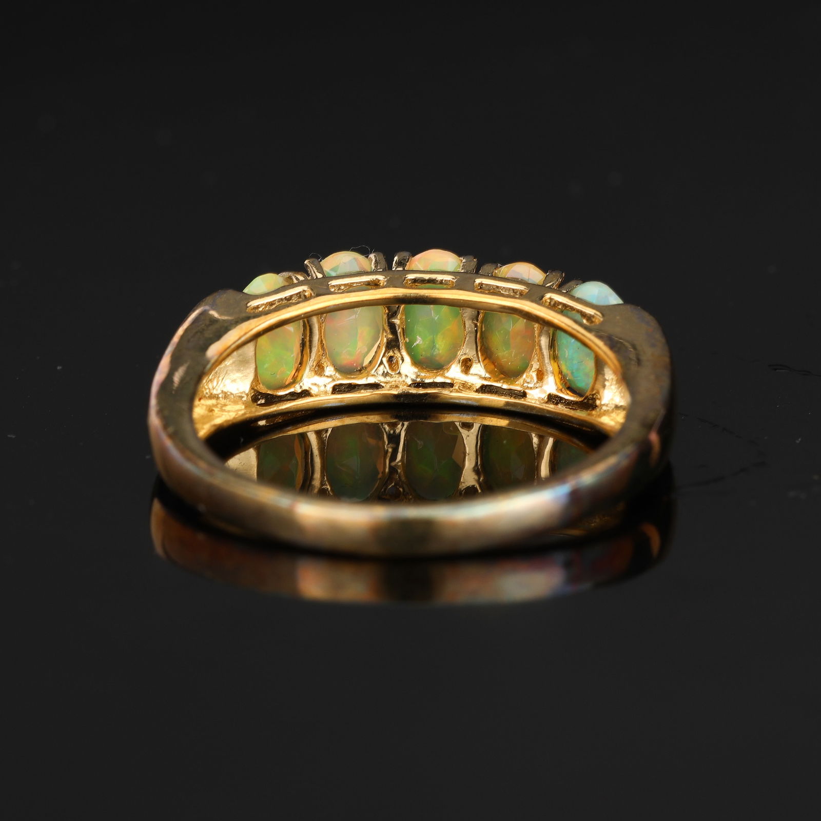 Ring: Ethiopian Opal Oval 6x4mm - 5