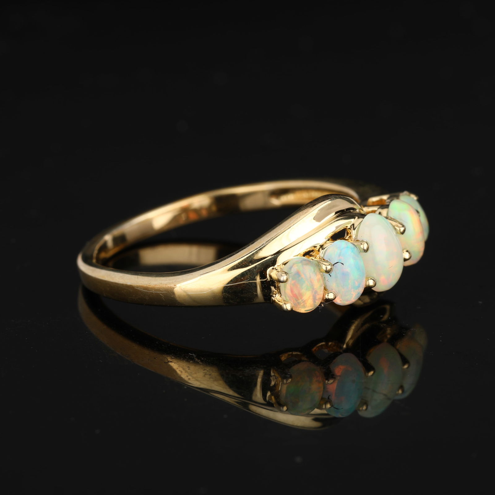 Ring: Ethiopian Opal CAB Oval 6x4mm - 4