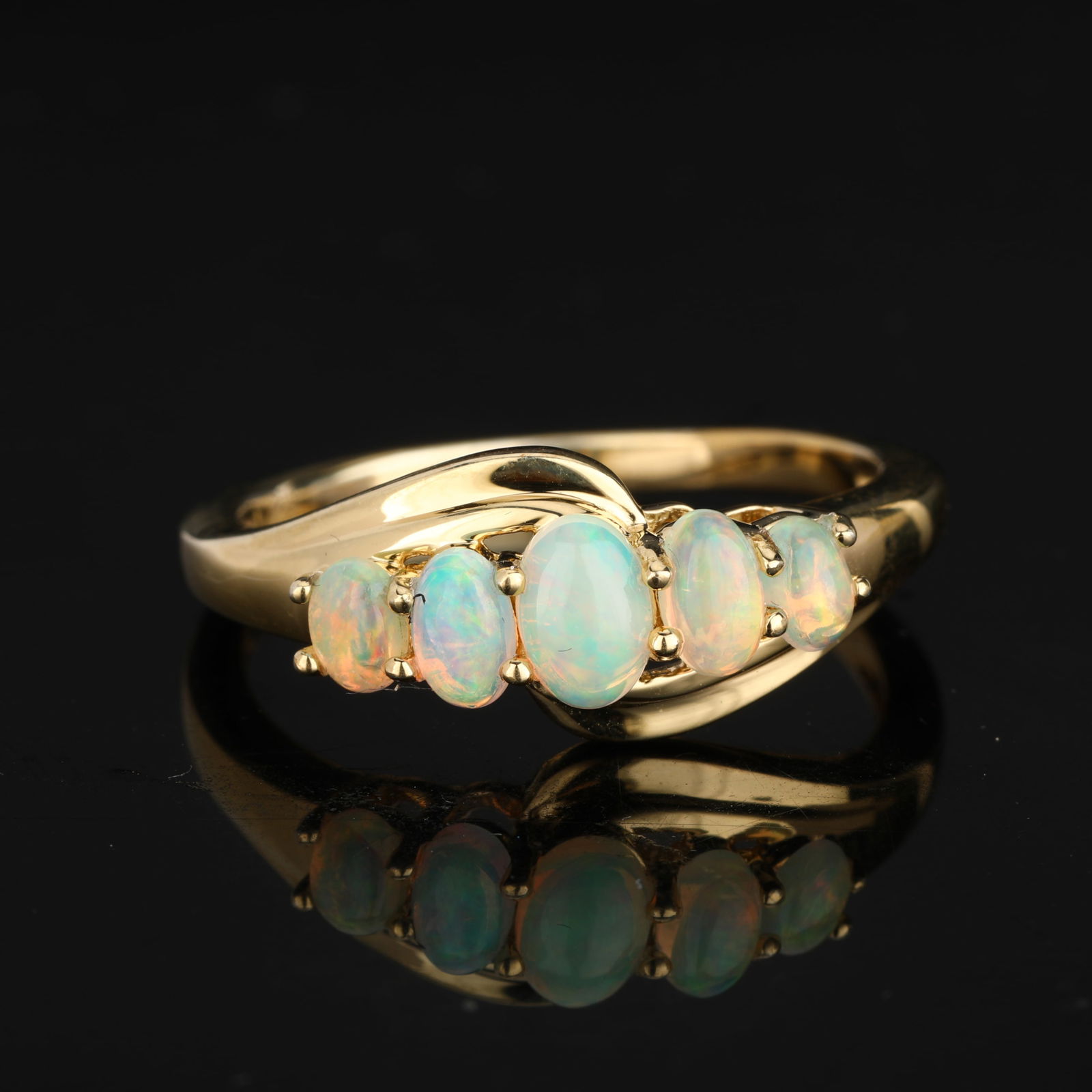 Ring: Ethiopian Opal CAB Oval 6x4mm - 5