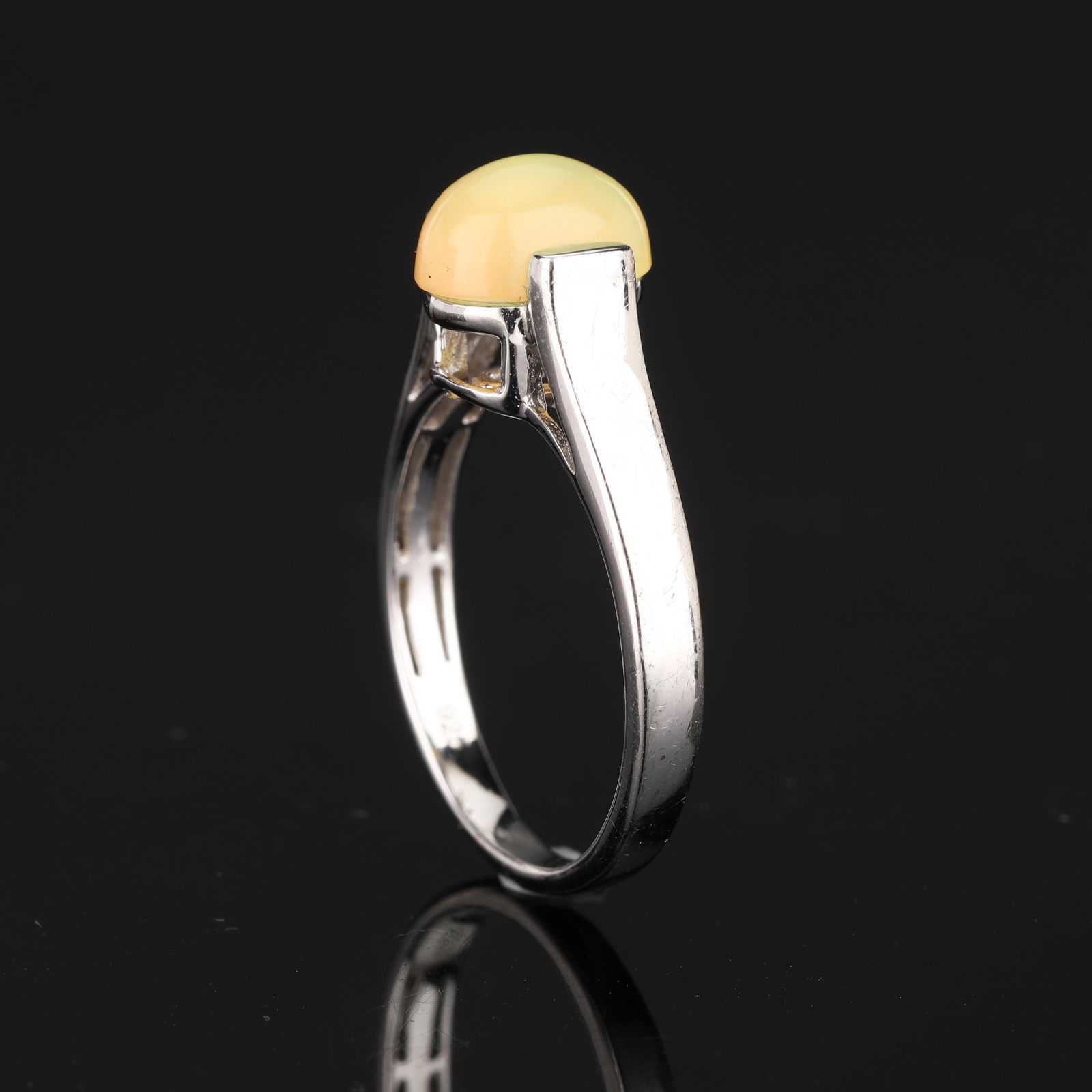 Ring: Ethiopian Opal CAB Oval 9x7mm: No Reserve! Title: Ring: Ethiopian Opal CAB Oval 9x7mm Description: Ethiopian Opal CAB Oval 9x7mm - 1Pc ( With J Back ) ( Min.Band Width 2.00mm ) Date/Period: After 2000 Materials: 925 Silver W/Rhodiu