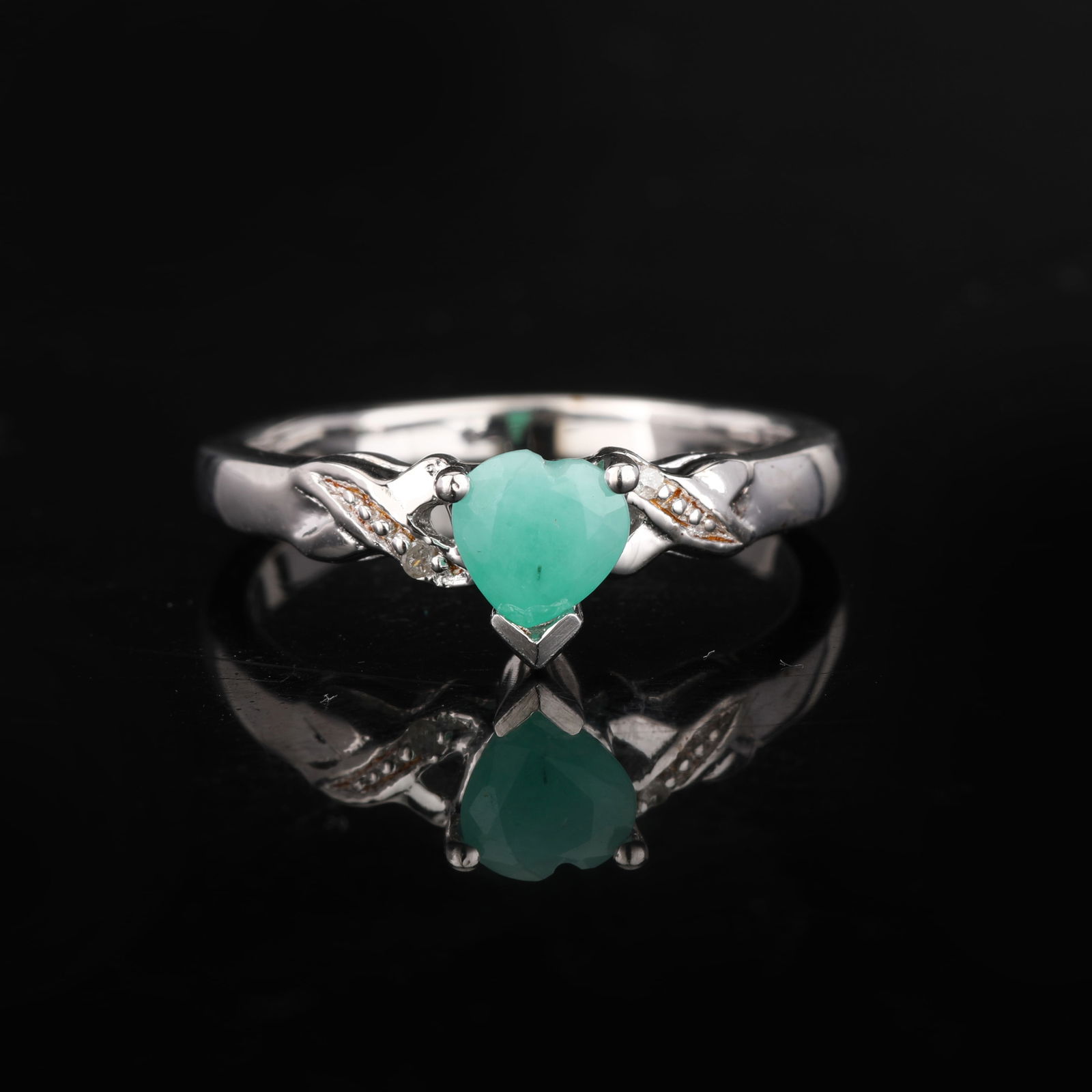 Ring: Sakota Emerald Heart Shape 5.00mm - 2