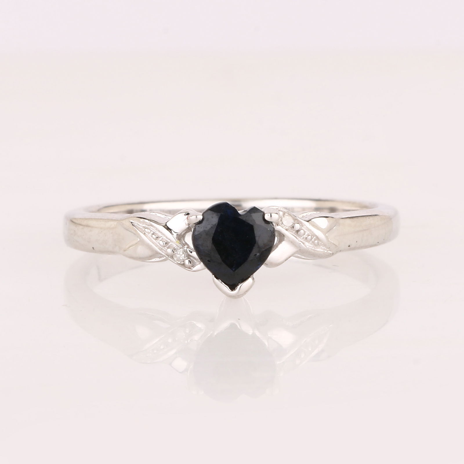 Ring: Black Sapphire Heart Shape 5.00mm - 3