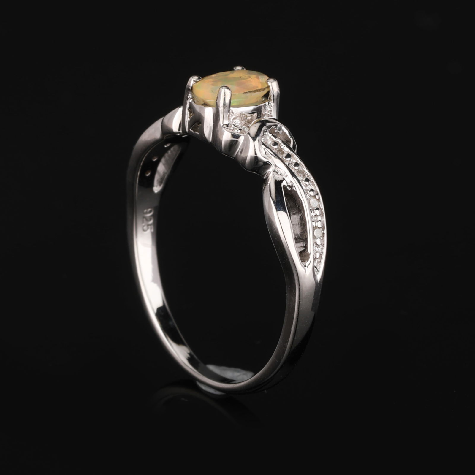 Ring: Ethiopian Opal Faceted Oval 6x4mm: No Reserve! Title: Ring: Ethiopian Opal Faceted Oval 6x4mm Description: Ethiopian Opal Faceted Oval 6x4mm - 1Pc + White Diamond S/C Round 0.80mm - 8Pcs Date/Period: After 2000 Materials: 925 Silver W/