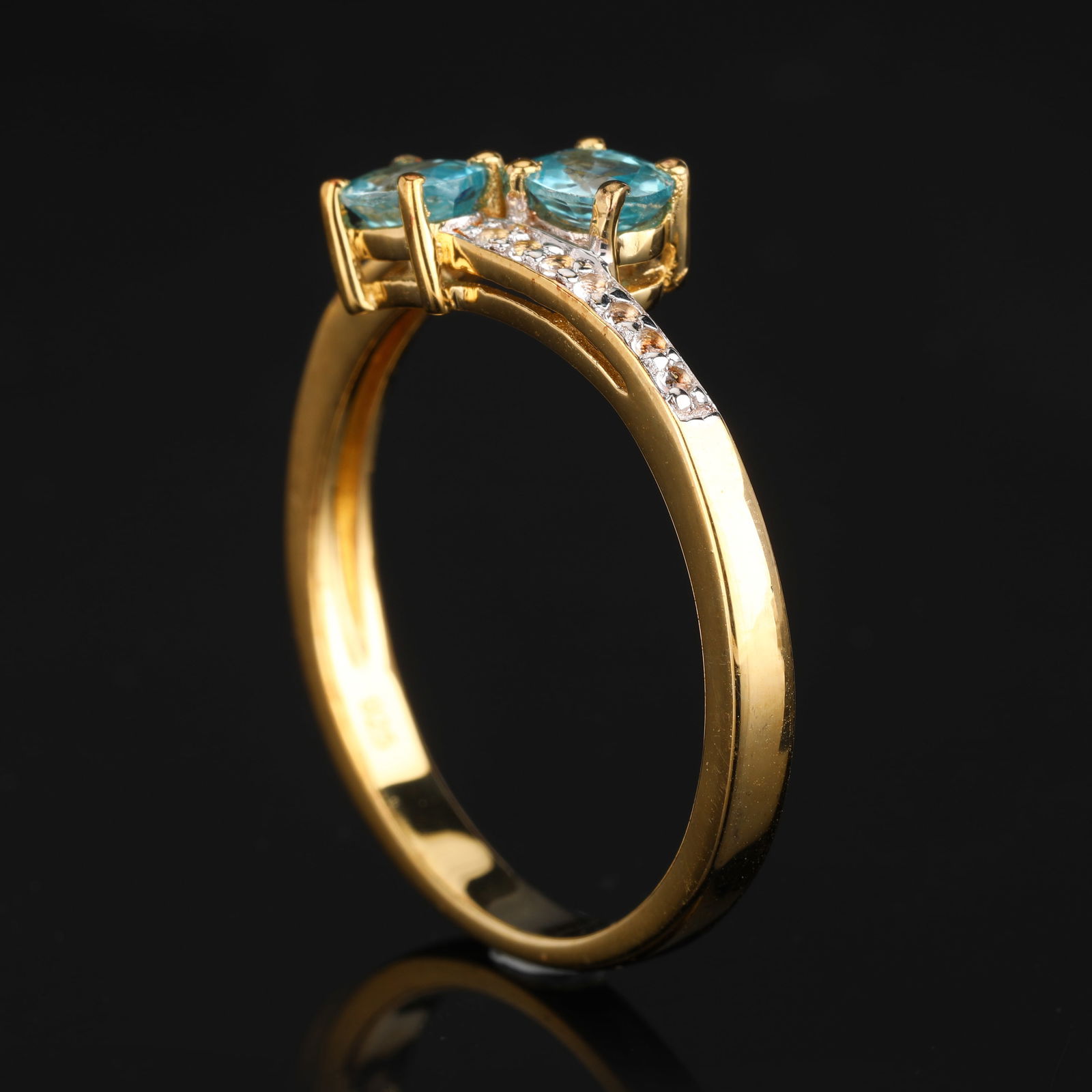 Ring: Blue Zircon Oval 5x4mm: No Reserve! Title: Ring: Blue Zircon Oval 5x4mm Description: Blue Zircon Oval 5x4mm - 2Pcs + White Topaz Round 1.20mm - 14Pcs ( White Pen Rhodium ) Date/Period: After 2000 Materials: 925 Silver