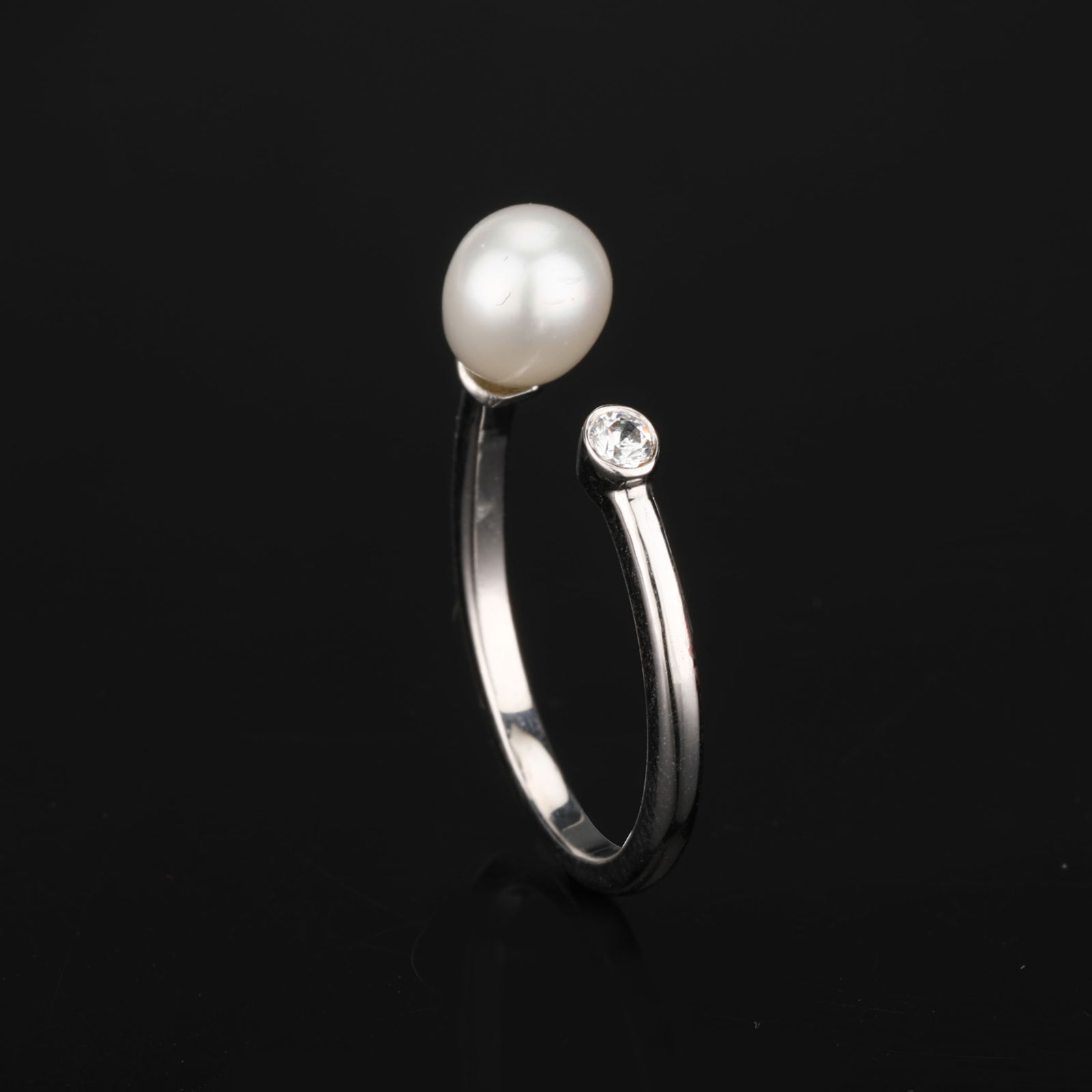 Ring: Pearl Plain Drops (Half Drill) 8x6mm(2.42Cts) - 1Pc + White Cubic Zirconia Round 2.20mm: No Reserve! Title: Ring: Pearl Plain Drops (Half Drill) 8x6mm(2.42Cts) - 1Pc + White Cubic Zirconia Round 2.20mm Description: Pearl Plain Drops (Half Drill) 8x6mm(2.42Cts) - 1Pc + White Cubic