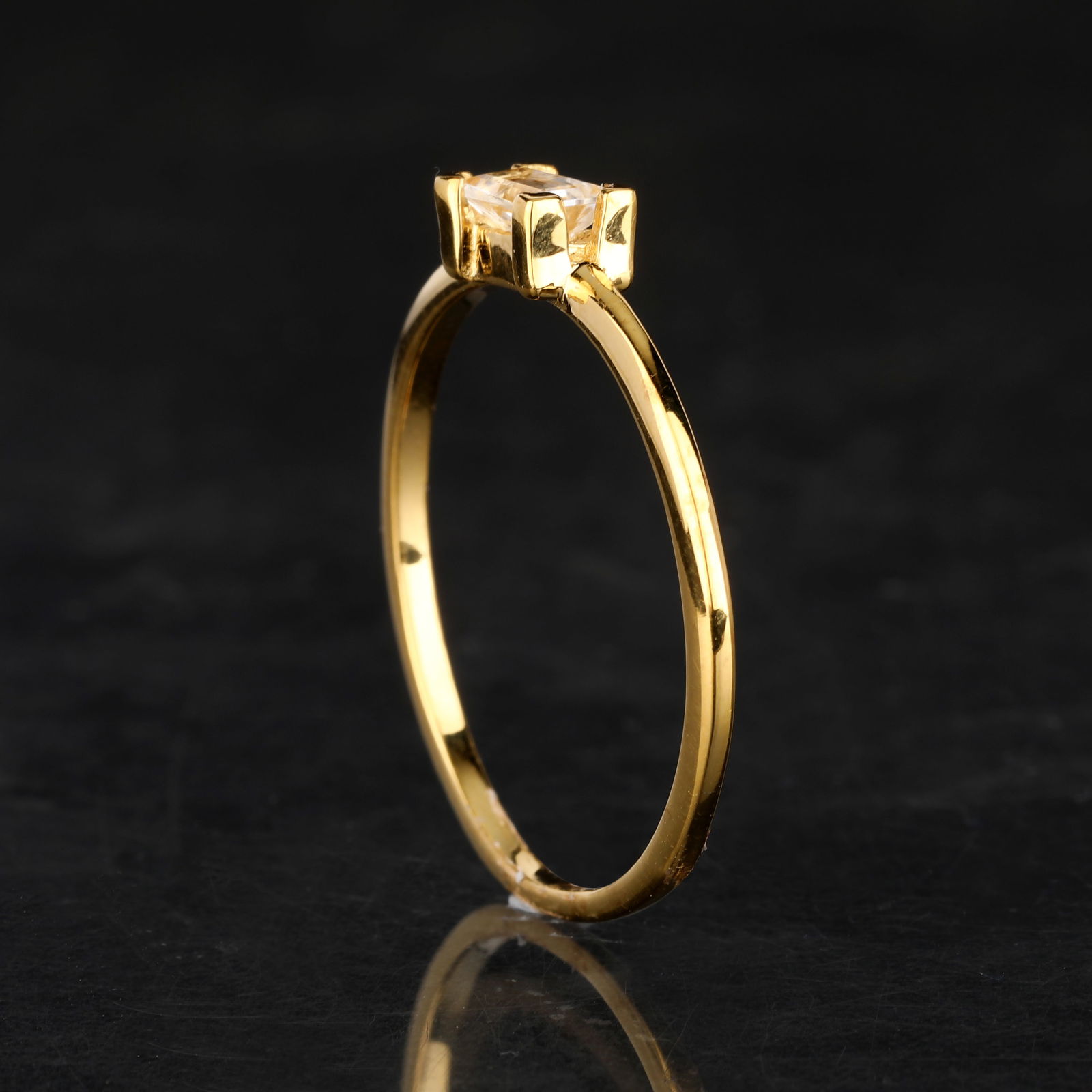 Ring: White Topaz Baguette 5x2.50mm: No Reserve! Title: Ring: White Topaz Baguette 5x2.50mm Description: White Topaz Baguette 5x2.50mm - 1Pc Date/Period: After 2000 Materials: 925 Silver W/Yellow Gold Plating Gross Weight: 1.58 Gem