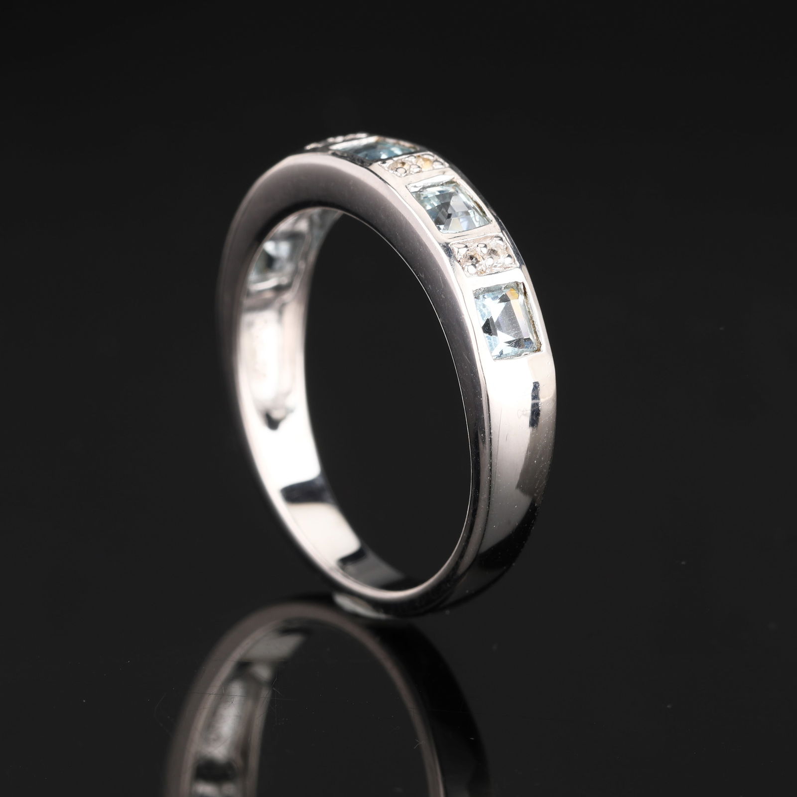 Ring: Aquamarine ( AA ) Square 3.00mm: No Reserve! Title: Ring: Aquamarine ( AA ) Square 3.00mm Description: Aquamarine ( AA ) Square 3.00mm - 5Pcs + White Topaz Round 1.20mm - 8Pcs Date/Period: After 2000 Materials: 925 Silver W/Rhodium G
