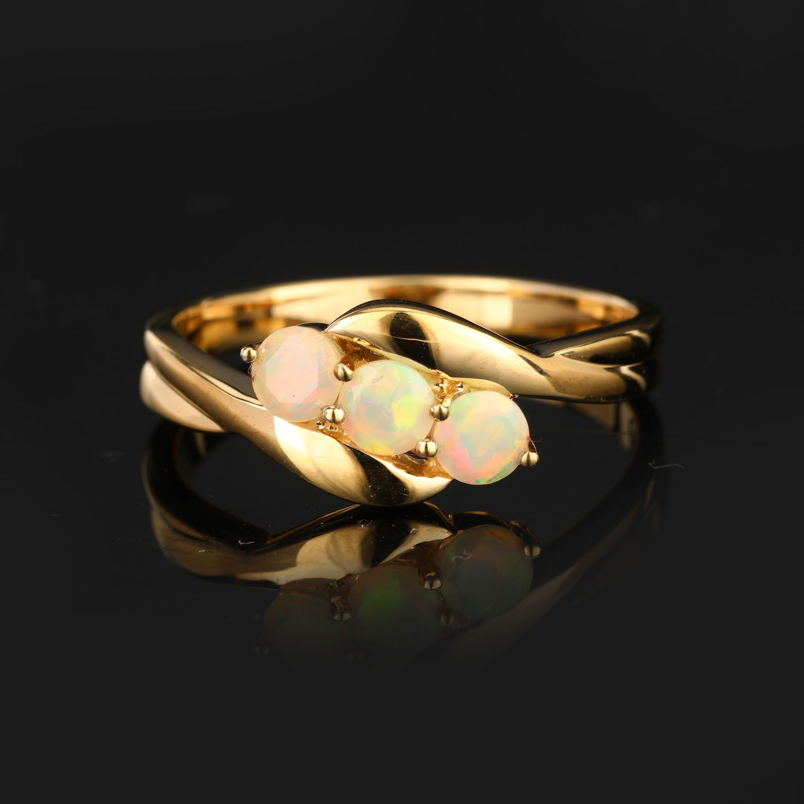 Ring: Ethiopian Opal Round 4.00mm - 3