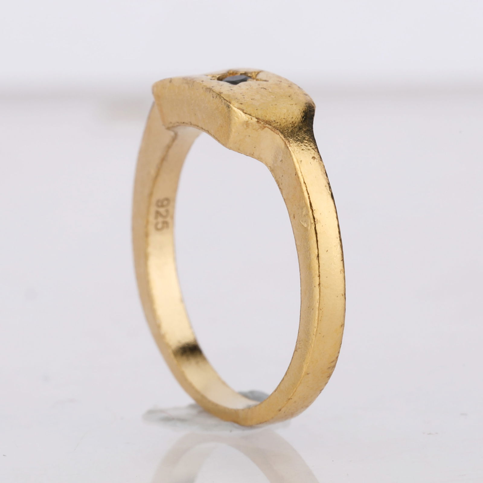 Ring: Black Spinel Round 2.00mm: No Reserve! Title: Ring: Black Spinel Round 2.00mm Description: Black Spinel Round 2.00mm - 1Pc ( POLISH - MAGNET - LIGHT - MICRON ) Date/Period: After 2000 Materials: 925 Silver W/Yellow Gold Plating