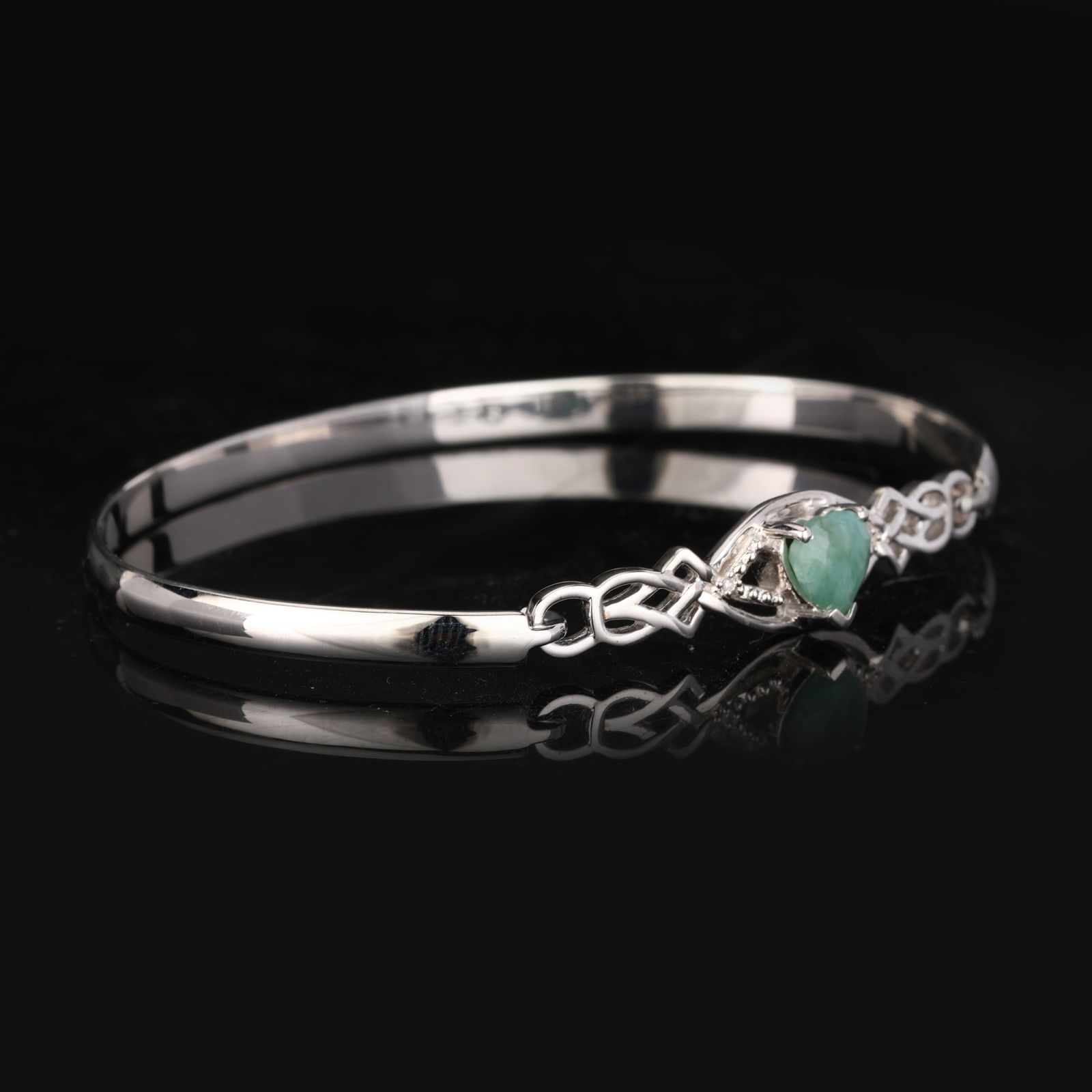 Bangle: Sakota Emerald (Better Quality) Heart Shape 7.00mm: No Reserve! Title: Bangle: Sakota Emerald (Better Quality) Heart Shape 7.00mm Description: Sakota Emerald (Better Quality) Heart Shape 7.00mm - 1Pc + White Diamond S/C Round 0.90mm - 2Pcs Pipe Width