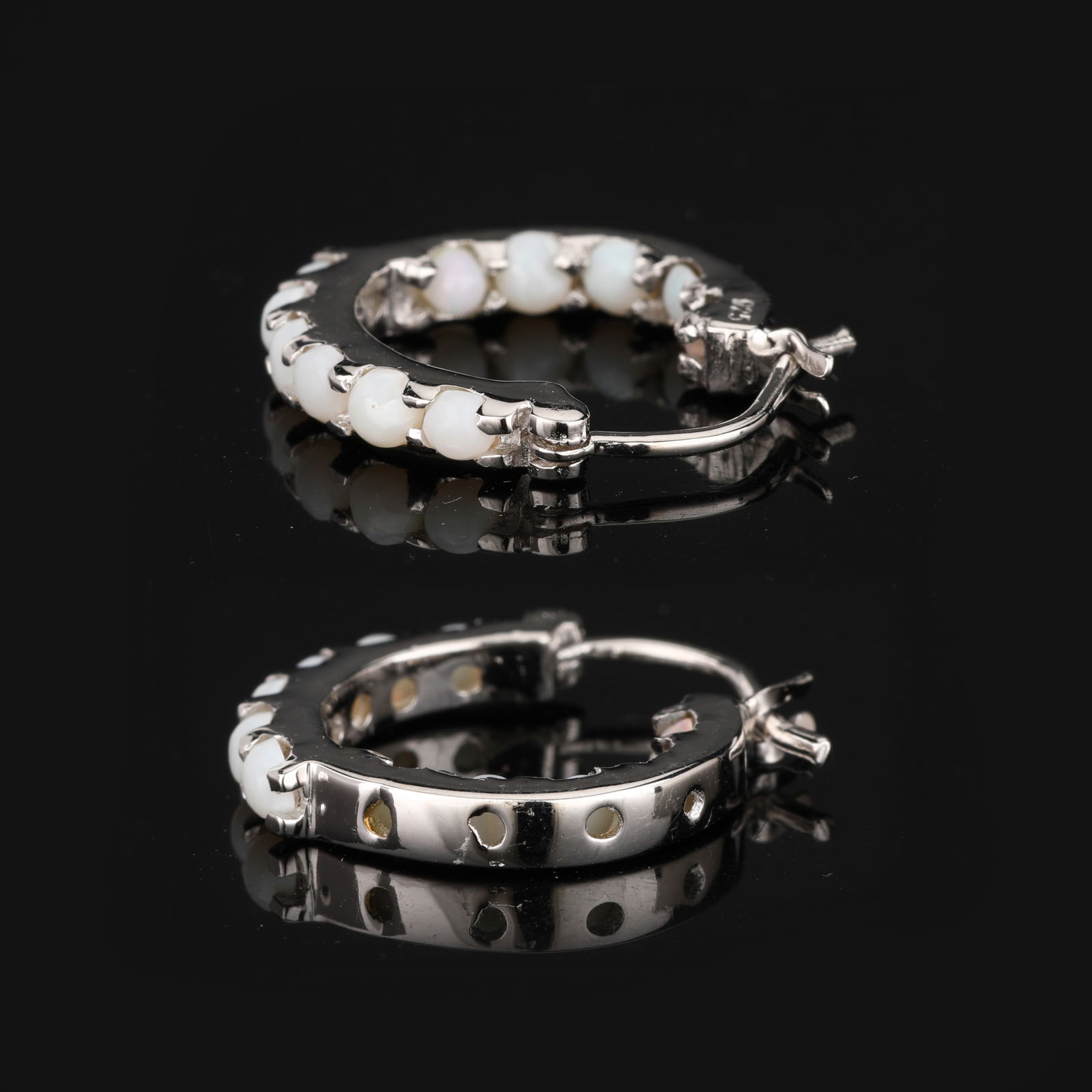 Earrings: Opal CAB Round 2.50mm: No Reserve! Title: Earrings: Opal CAB Round 2.50mm Description: Opal CAB Round 2.50mm - 22Pcs ( Catches ) Date/Period: After 2000 Materials: 925 Silver W/Rhodium Gross Weight: 3 Gem Weight: 0.88 Dia W