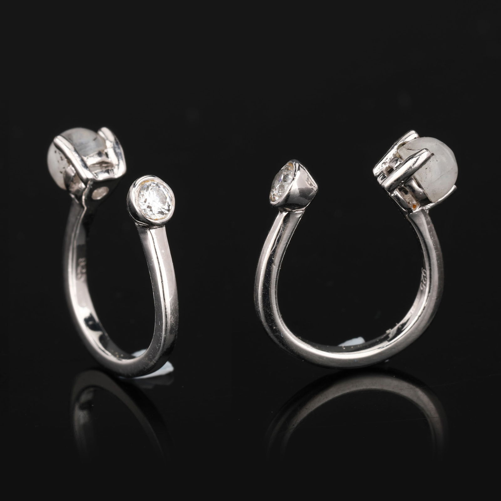 Earring: White Rainbow Moonstone CAB Round 4.00mm: No Reserve! Title: Earring: White Rainbow Moonstone CAB Round 4.00mm Description: White Rainbow Moonstone CAB Round 4.00mm - 1Pc + White Cubic Zirconia Round 2.50mm - 1Pc Date/Period: After 2000 Mater