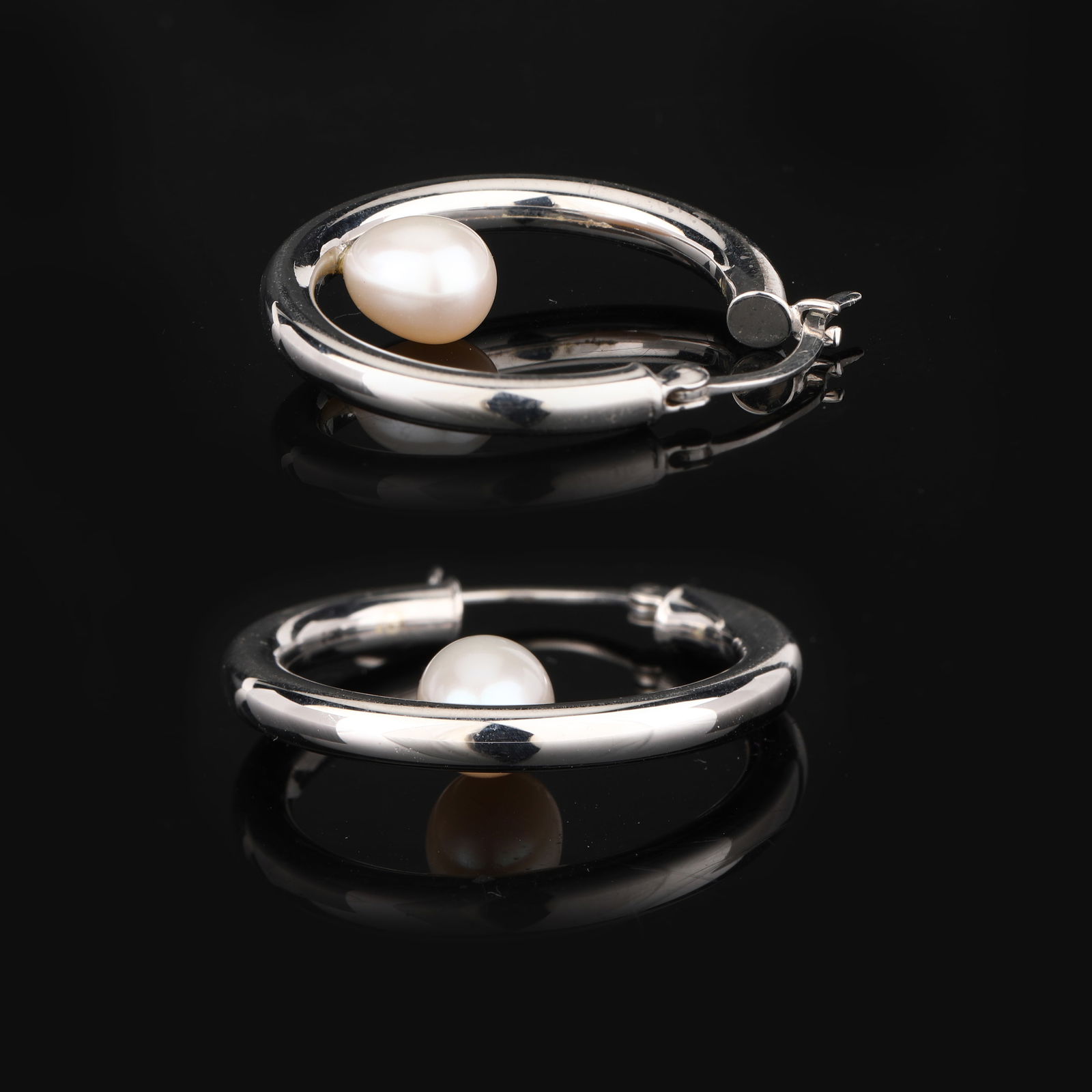 Earrings: Chinees Keshi Pearl Plain Drops (Half Drill) 8x6mm: No Reserve! Title: Earrings: Chinees Keshi Pearl Plain Drops (Half Drill) 8x6mm Description: Chinees Keshi Pearl Plain Drops (Half Drill) 8x6mm - 2Pcs Date/Period: After 2000 Materials: 925 Silver