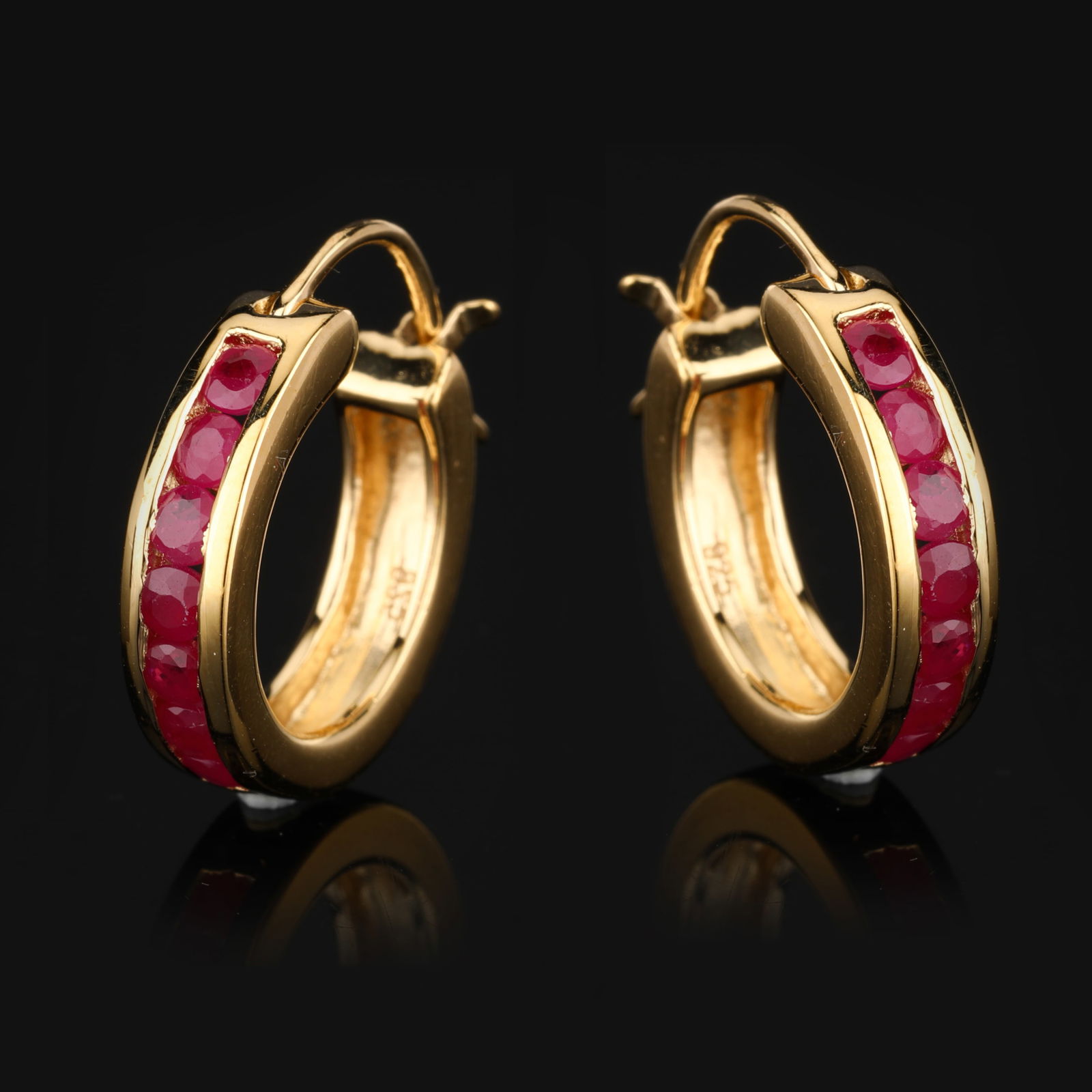 Earrings: BKK Ruby Round 2.50mm: No Reserve! Title: Earrings: BKK Ruby Round 2.50mm Description: BKK Ruby Round 2.50mm - 14Pcs Date/Period: After 2000 Materials: 925 Silver W/Yellow Gold Plating Gross Weight: 5.09 Gem Weight: 0.95 Di