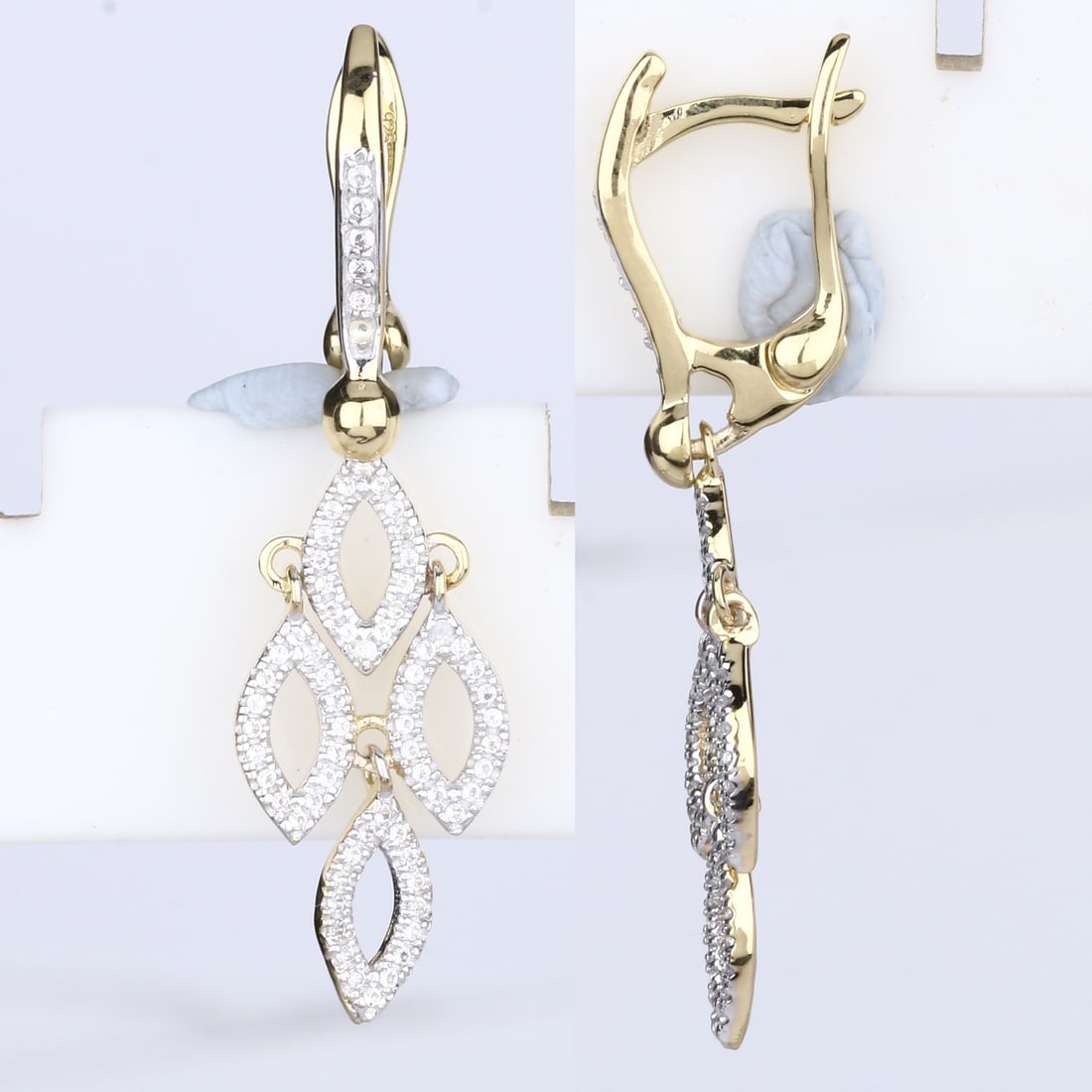 Earrings: White Topaz Round 0.80mm: No Reserve! Title: Earrings: White Topaz Round 0.80mm Description: White Topaz Round 0.80mm - 128Pcs + White Topaz Round 1.20mm - 12Pcs Date/Period: After 2000 Materials: 925 Silver W/Yellow Gold