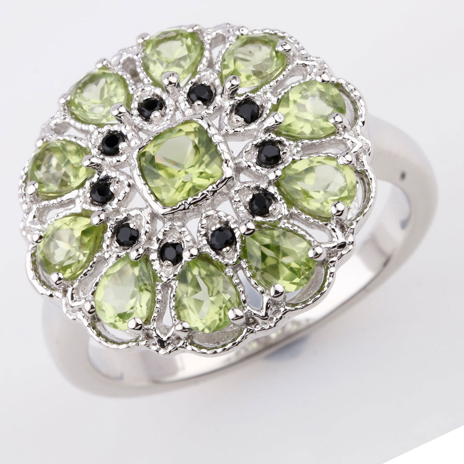 Ring: Peridot Cushion 4.00mm: No Reserve! Title: Ring: Peridot Cushion 4.00mm Description: Peridot Cushion 4.00mm - 1Pcs + Peridot Pears 4x3mm - 10Pcs + Black Spinel Round 1.20mm - 10Pcs Date/Period: After 2000 Materials: 925