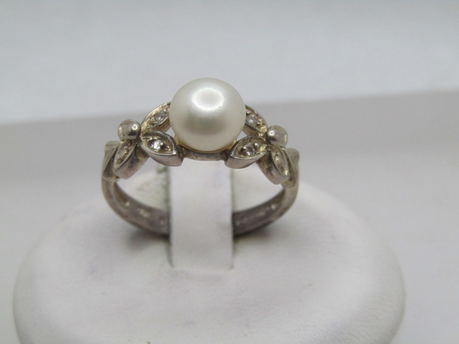 Vintage Sterling Faux Pearl CZ Ring, Sz. 6. Butterfly Accents, 1980's, Signed: Vintage Sterling Faux Pearl CZ Ring, Sz. 6. Butterfly Accents, 1980's, Signed AN. The faux pearl is a squat pearl, round 7mm pearl, On each side of that are butterfly or floral accents with a clear rh