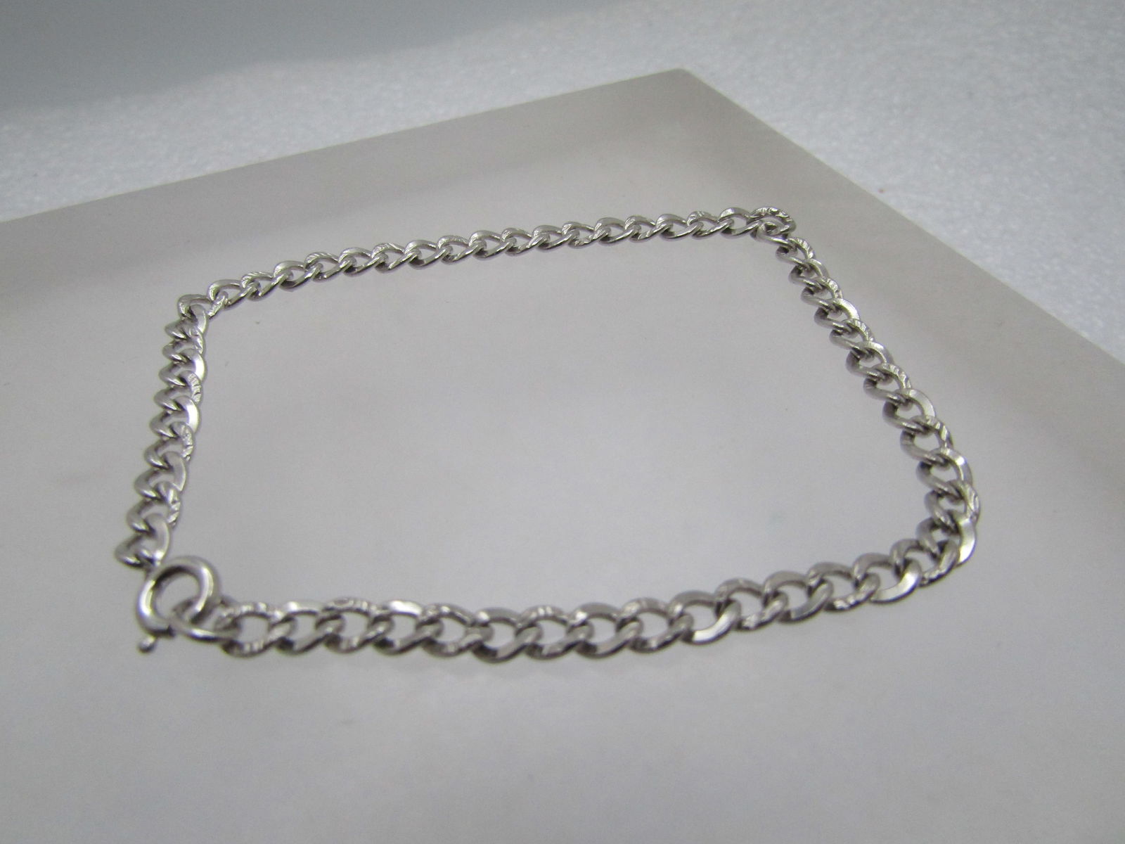 Vintage Sterling Curb Link Bracelet, 7.5", 3.5mm Wide. Unisex: Vintage Sterling Curb Link Bracelet, 7.5", 3.5mm Wide. Spring clasp. Unisex. It is marked sterling on the clasp, tested and tests as sterling with a weight of appx. 4.47 gr. Very good condition. It is
