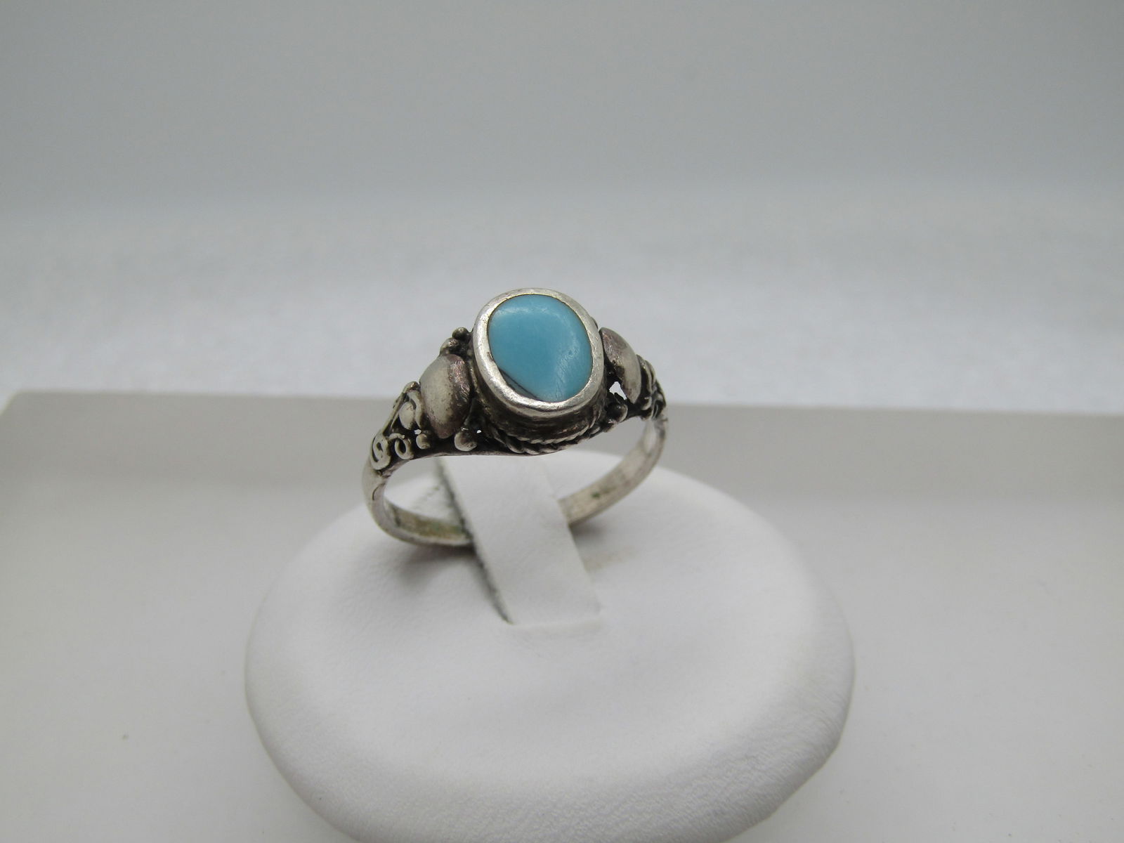 Vintage Sterling Inlaid Turquoise Ring, Sz 8.5, 1970's, Southwestern/Bali Theme: Vintage Sterling Inlaid Turquoise Ring, Sz 8.5, 1970's, Southwestern/Bali Theme. This has an 8mm by 7mm oval bezel-set turquoise stone with a wider base with a rope accent and rounded and scrolled