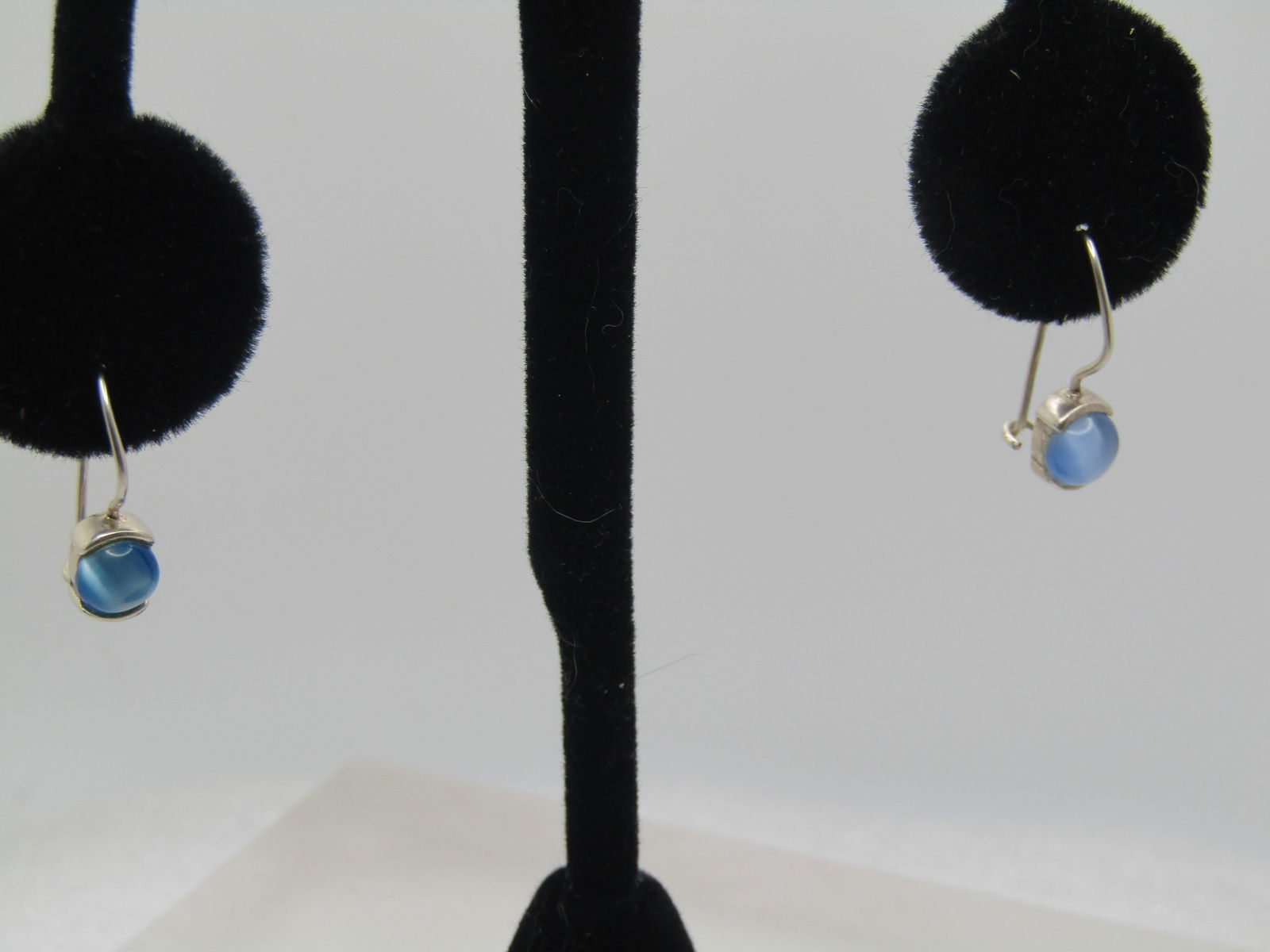 Sterling Blue Cateye Pierced Earrings, Locking Hook, 1980's-1990's Signed SU: Sterling Blue Cateye Pierced Earrings, Locking Hook, 1980's-1990's Signed SU. These are drop hook posts with an appx. 5.5mm blue cateye stone that is likely a glass stone. It is marked .925 and