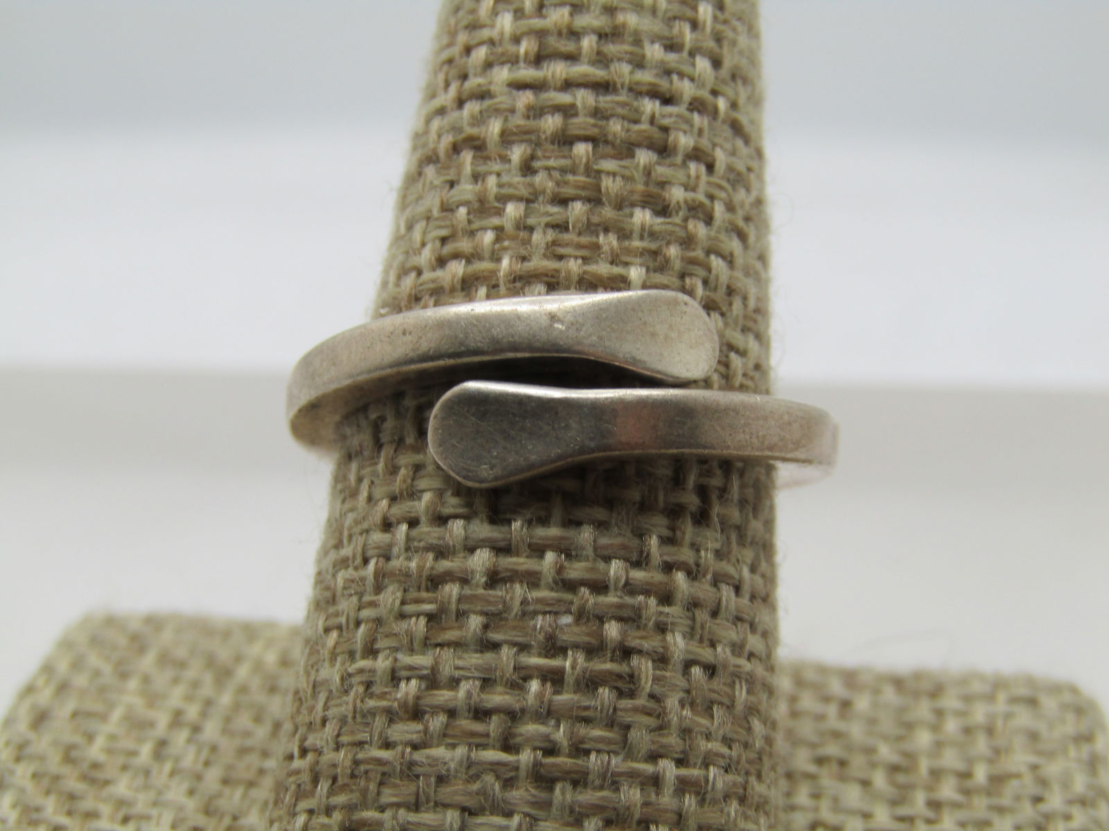 Vintage Sterling Bypass Band Ring, Hammered Tips, Sz. 9.5, 1970's-1980's: Vintage Sterling Bypass Band Ring, Hammered Tips, Sz. 9.5. Unisex. Moder/Abstractish design. It is marked .925 and tests as sterling with a weight of appx. 5.79 gr. it is appx. 2.7mm wide. It is a squ