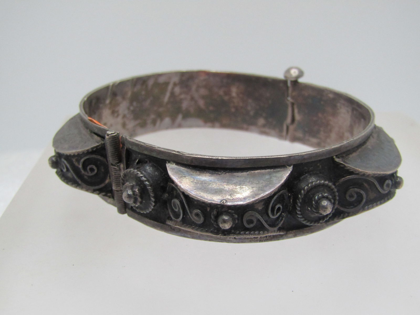 Vintage Sterling Mid Eastern Hinged Bracelet, Pin Clasp, Pre-Mid-Century, 7", Unisex: Vintage Sterling Mid Eastern Hinged Bracelet, Pin Clasp, Pre-Mid-Century, 7", Unisex, Opening is 2.5" side-to-side, and 2-1/8" front-to-back. Habbiyat bracelet with raised curved accents with