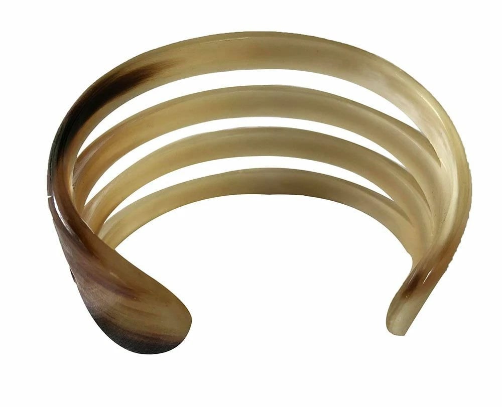 New Textured Cow Horn Bracelet.: Title:New Textured Cow Horn Bracelet.Description:New textured cow horn bracelet. Measurement from large: 7" Measurement from wide: 1.9" Measurement from the open part: 1.4" Material: cow horn