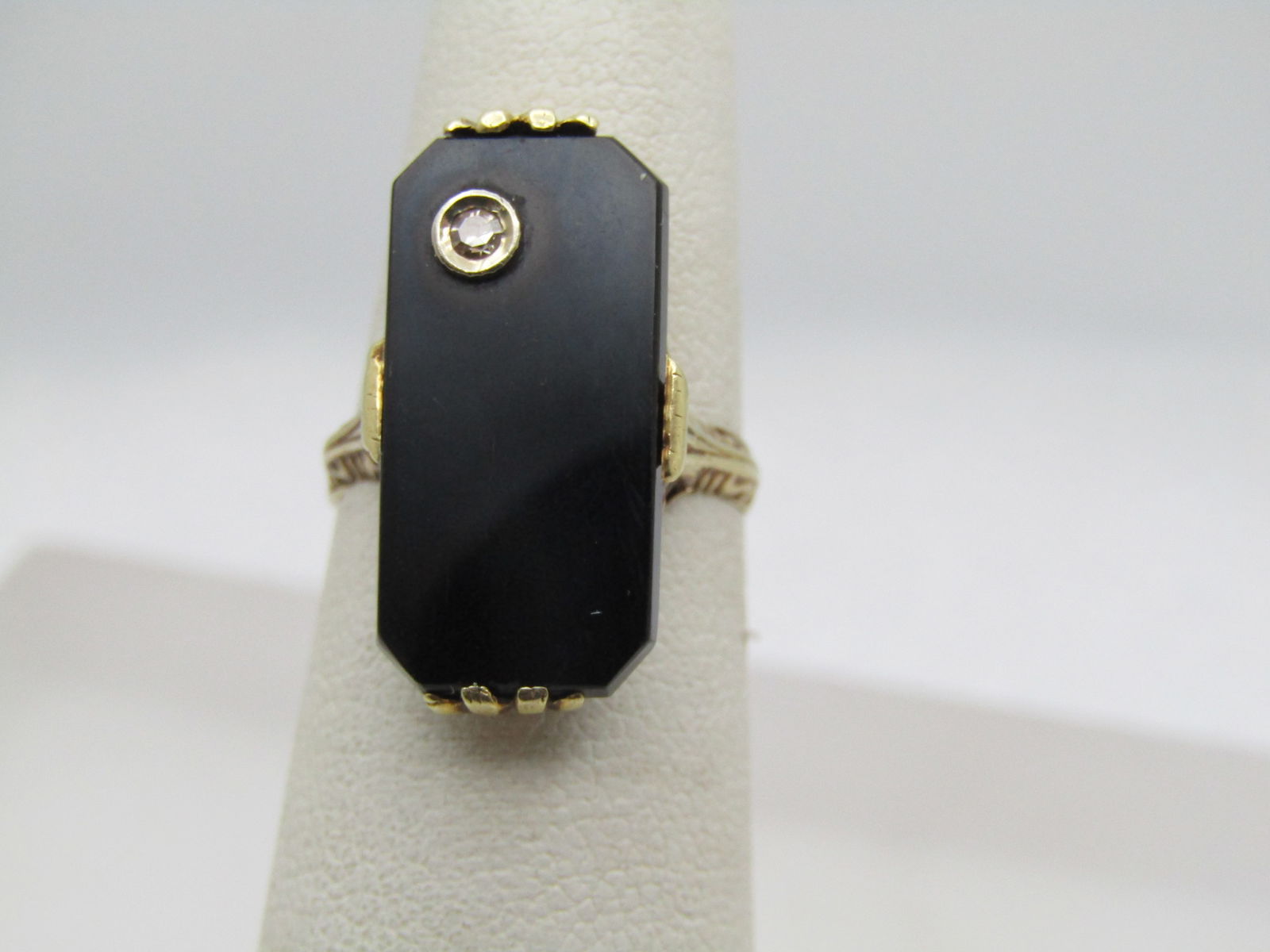 Vintage 14kt Onyx Diamond Ring, Sz. 5.25. Scrolled, Art Deco Themed: Title:Vintage 14kt Onyx Diamond Ring, Sz. 5.25. Scrolled, Art Deco ThemedDescription:Vintage 14kt Onyx Diamond Ring, Sz. 5.25. Scrolled, 1940's-1950's or earlier - art deco or art deco themed. The