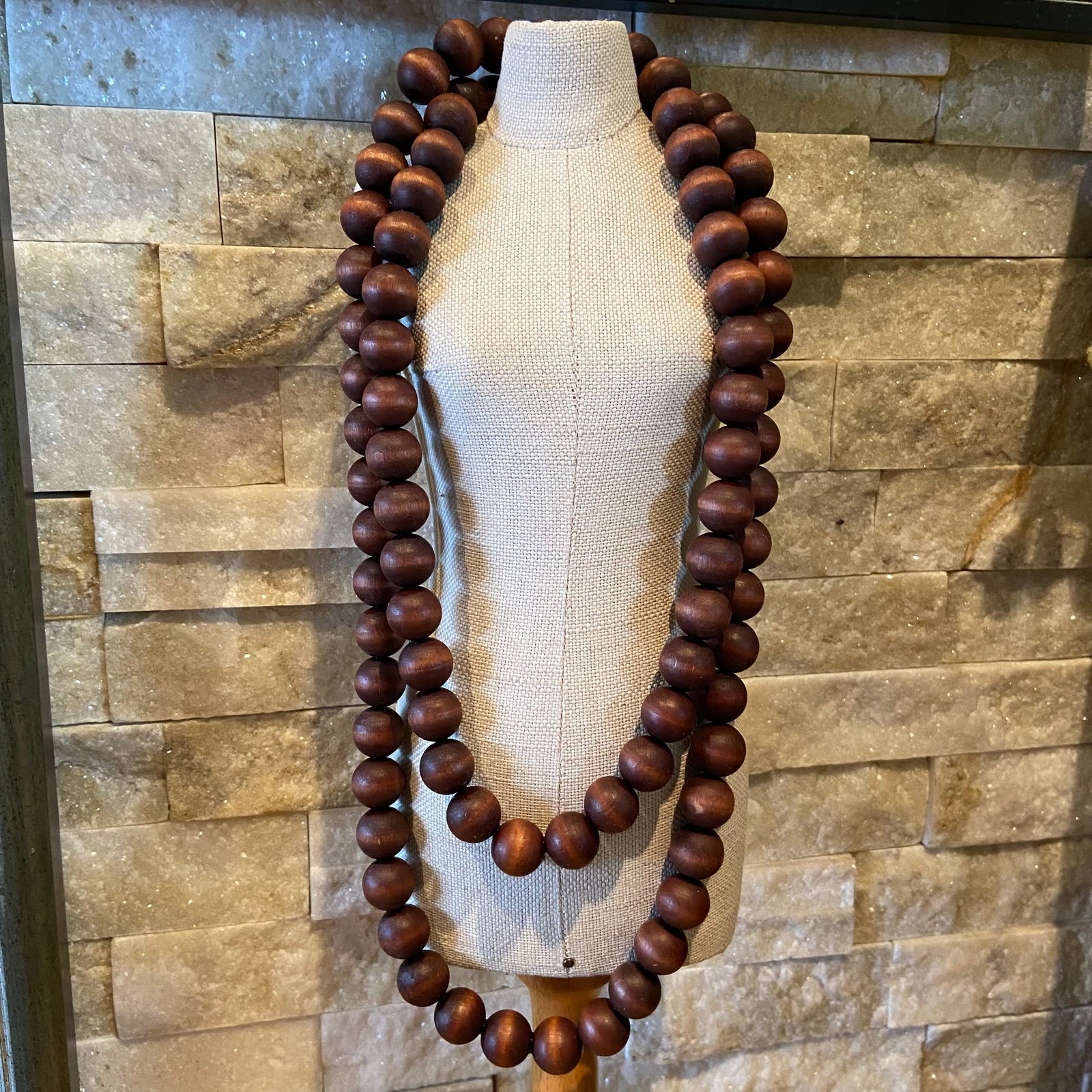 Vintage Rosewood 85 large wooden beads cat eye effect Necklace: Title:Vintage Rosewood 85 large wooden beads cat eye effect NecklaceDescription:Rosewood 85 large wooden beads with cat eye effect Necklace 15mm large beads, extra long 1.22 meter meditation mala