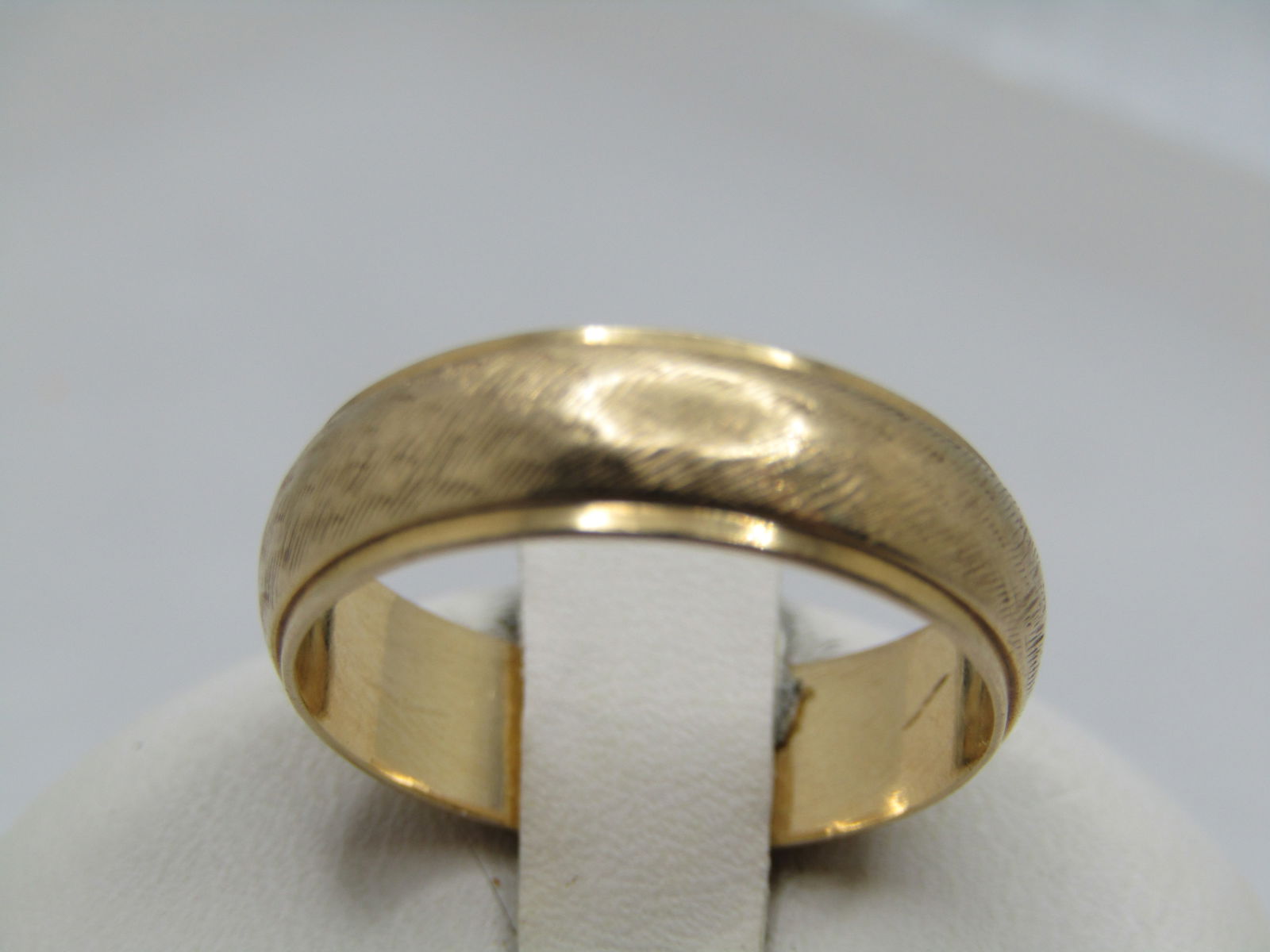 Vintage 14kt 6mm Wedding Band, Sz. 8.5, Unisex, Signed: Title:Vintage 14kt 6mm Wedding Band, Sz. 8.5, Unisex, SignedDescription:Vintage 14kt 6mm Wedding Band, Sz. 8.5, Unisex. It has a brushed finish around the center - which is domed with smooth edges. 