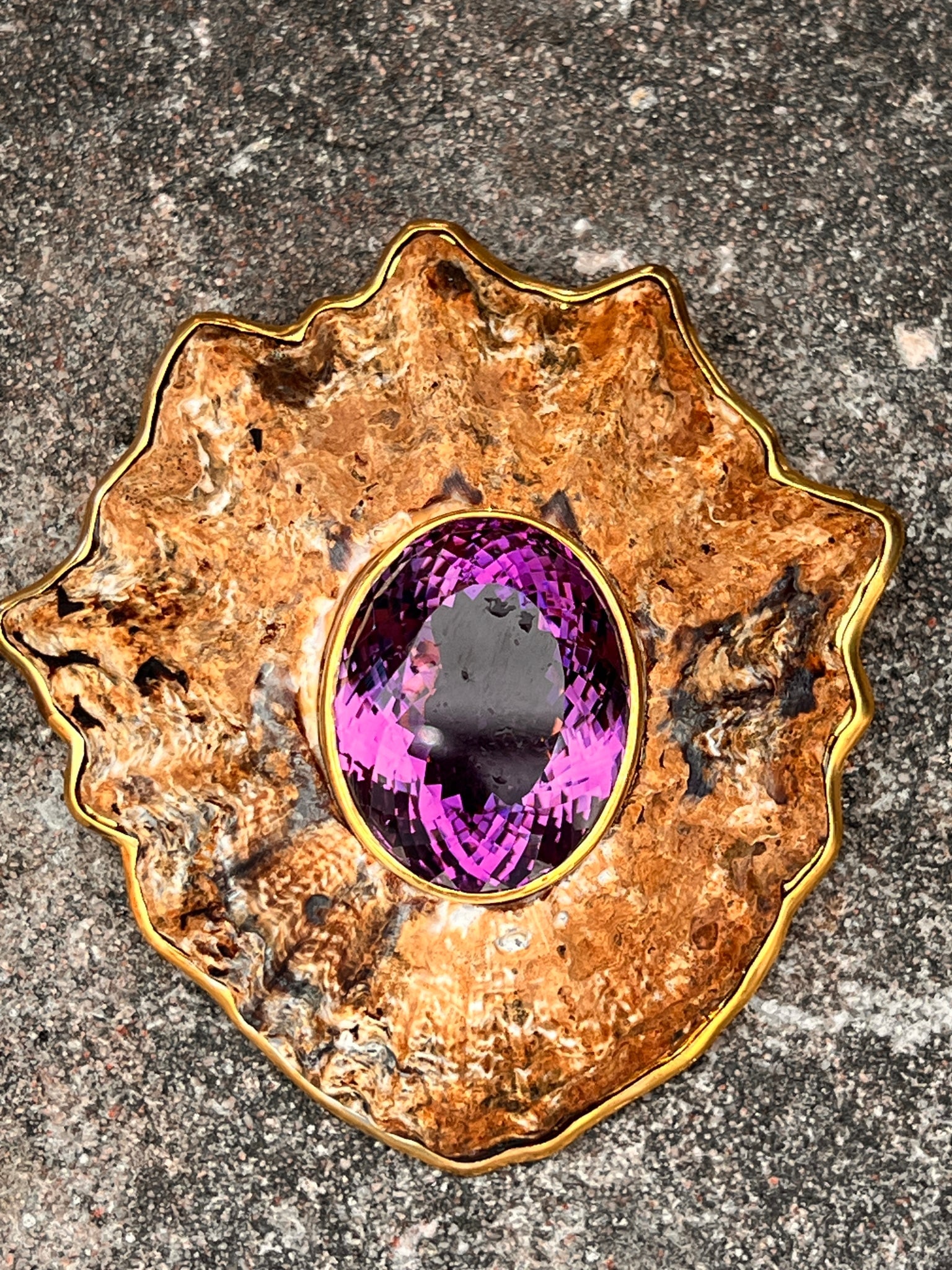 Large Limpet Brooch with deep Purple Amethyst: Title:Large Limpet Brooch with deep Purple Amethyst Description:Lord, I love this one. What a deep purple, rich-looking 100-Carat Amethyst! The shape of this giant Limpet makes an armorial-like presen